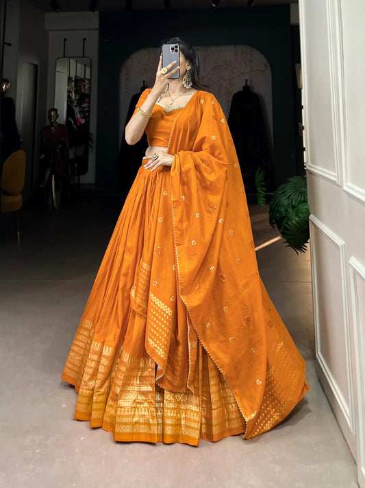 Lehenga choli en soie Chanderi pure orange et doré avec travail de tissage zari