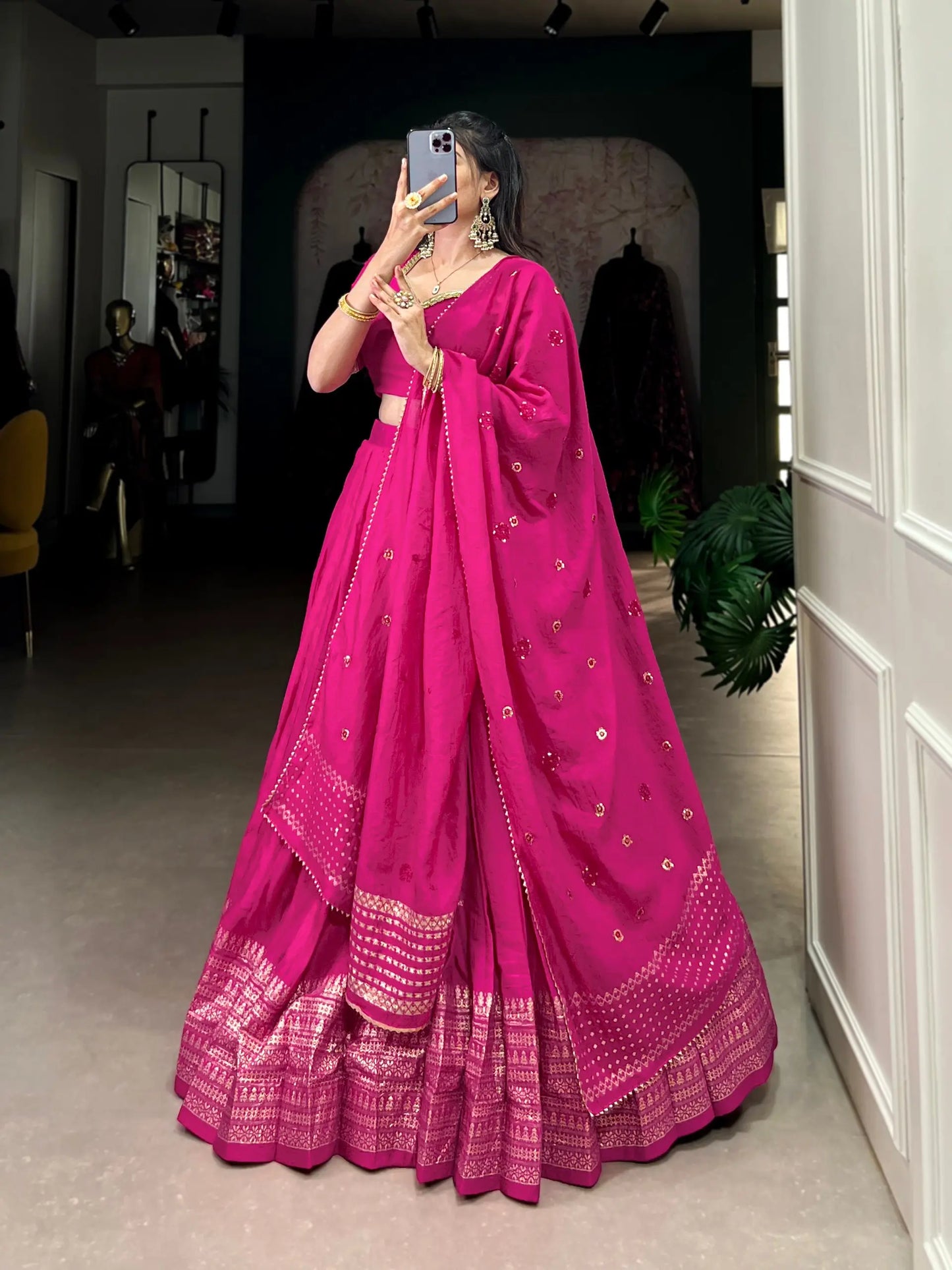 Lehenga choli rose fuchsia en soie Chanderi pure avec broderie en tissage zari