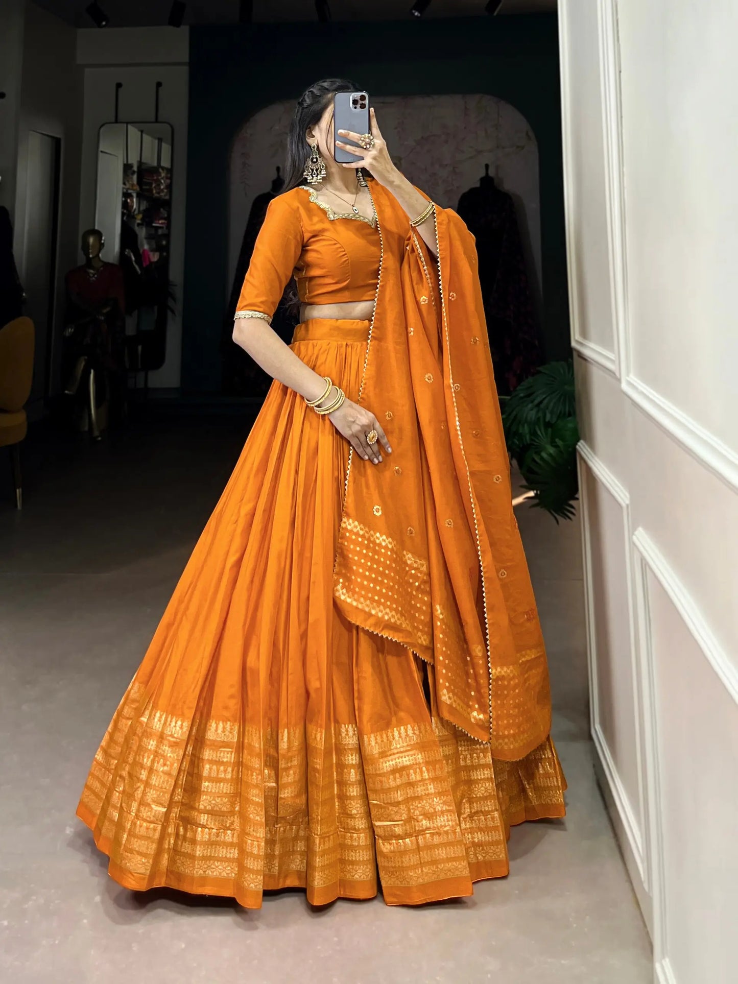 Lehenga choli en soie Chanderi pure orange et doré avec travail de tissage zari
