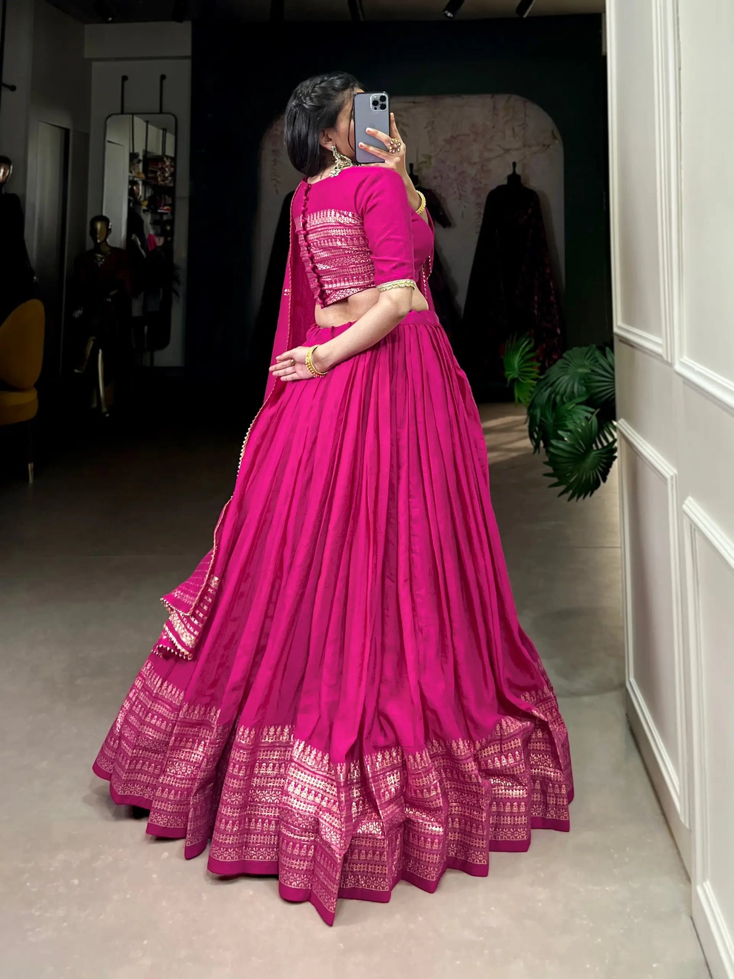 Lehenga choli rose fuchsia en soie Chanderi pure avec broderie en tissage zari