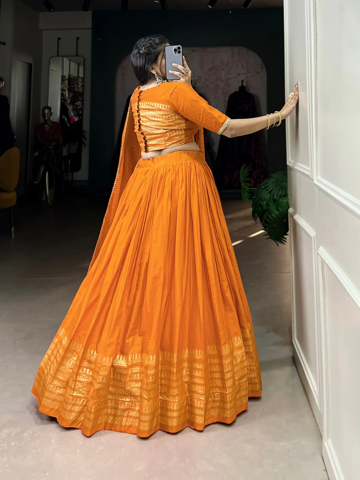 Lehenga choli en soie Chanderi pure orange et doré avec travail de tissage zari