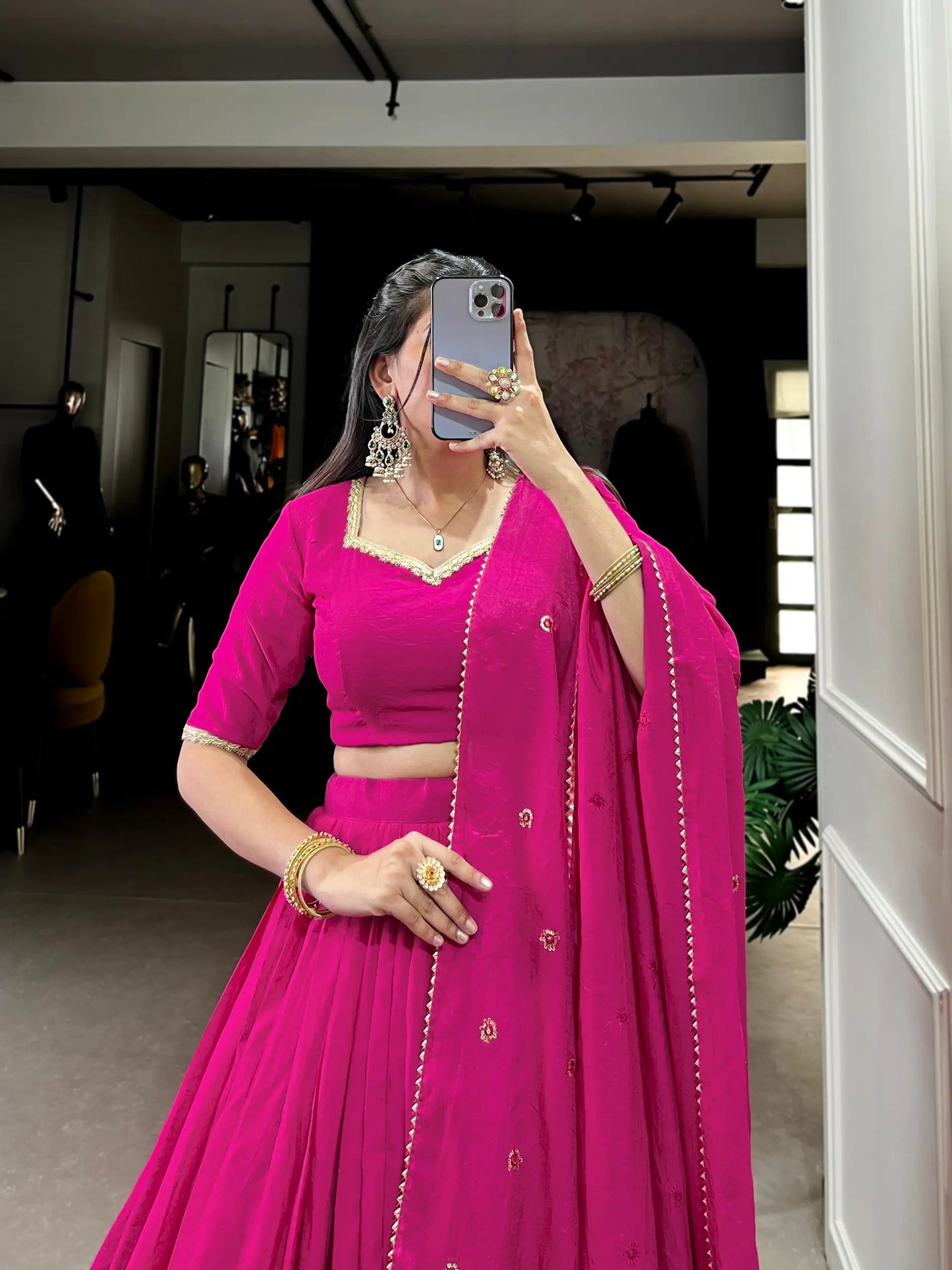 Lehenga choli rose fuchsia en soie Chanderi pure avec broderie en tissage zari