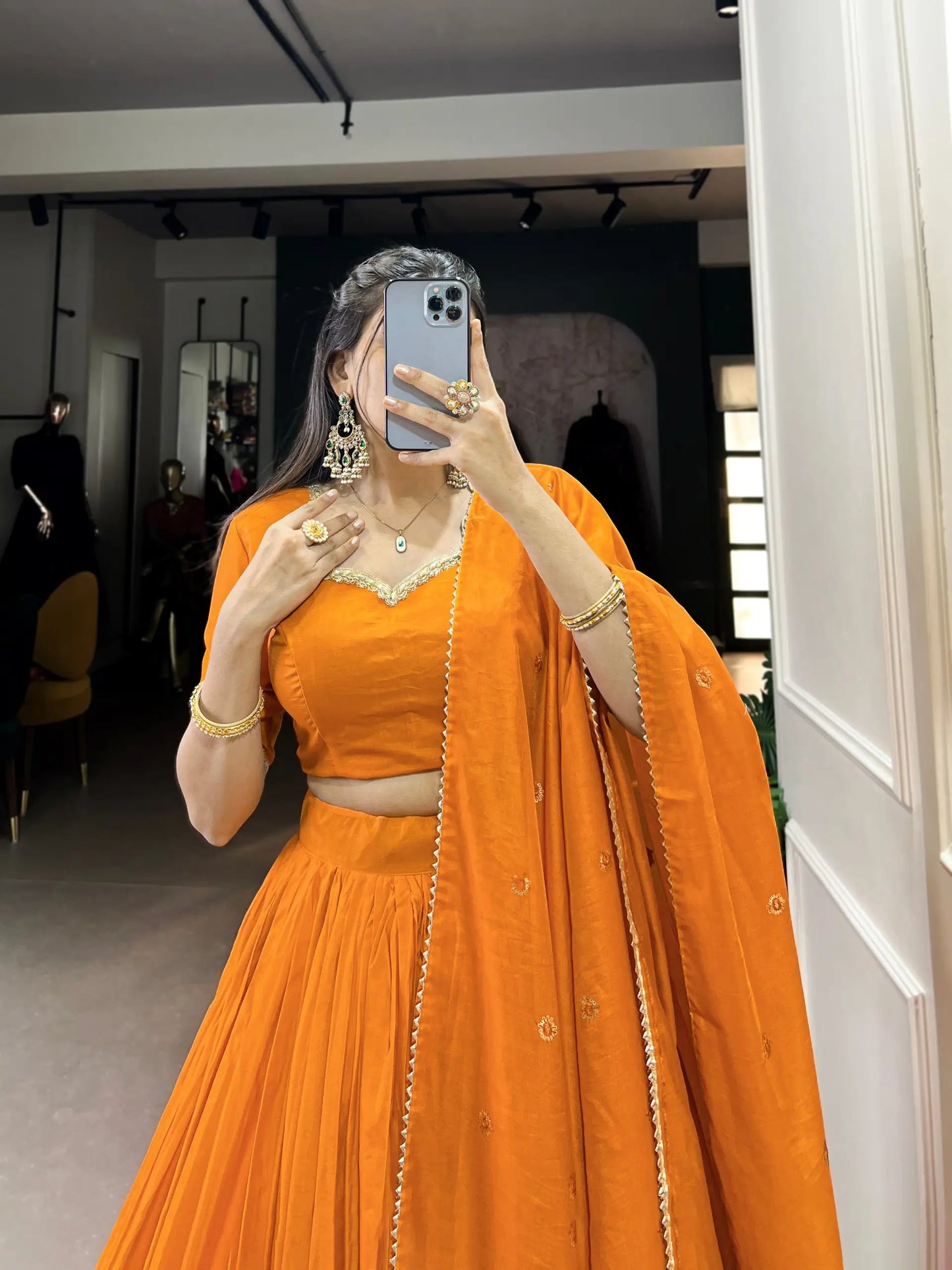 Lehenga choli en soie Chanderi pure orange et doré avec travail de tissage zari