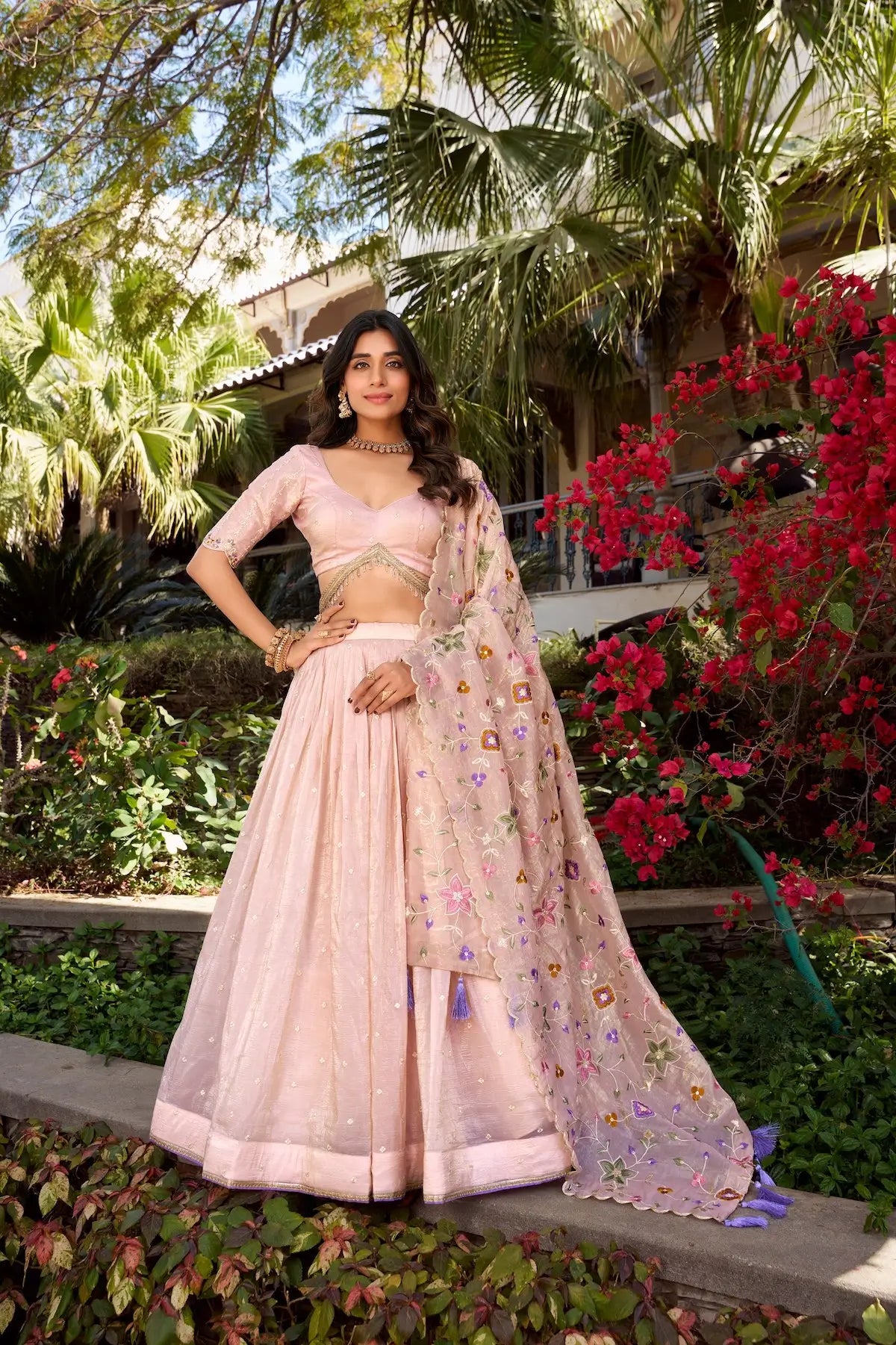 Pastellrosa Lehenga Choli mit Paillettenstickerei
