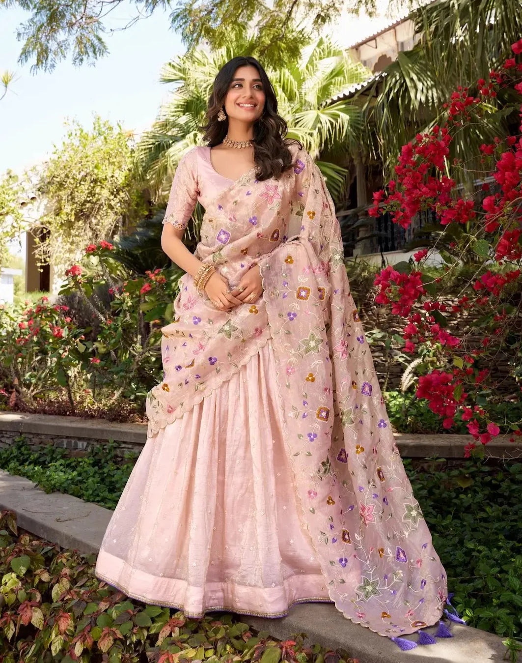 Pastellrosa Lehenga Choli mit Paillettenstickerei