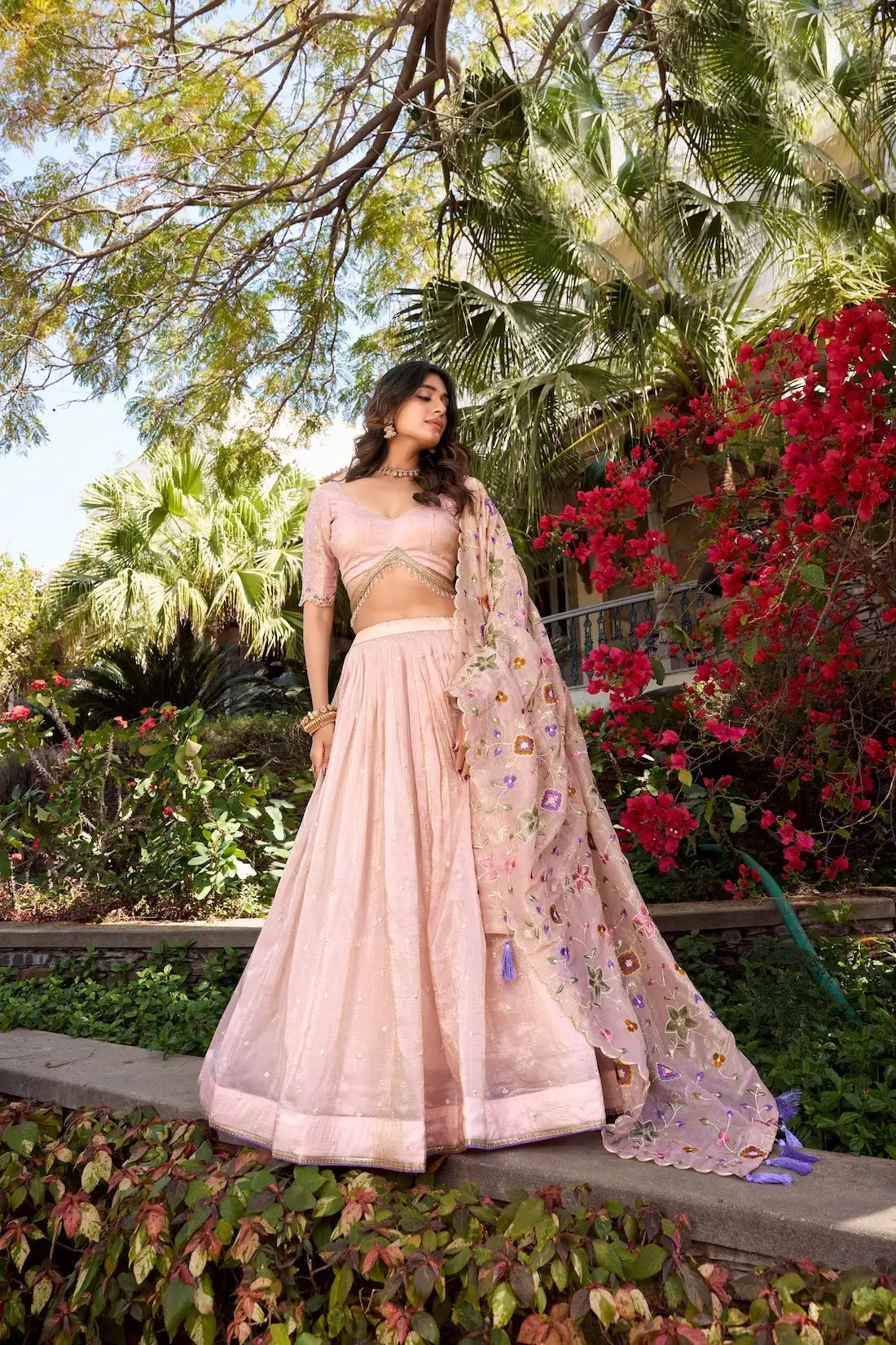 Pastellrosa Lehenga Choli mit Paillettenstickerei
