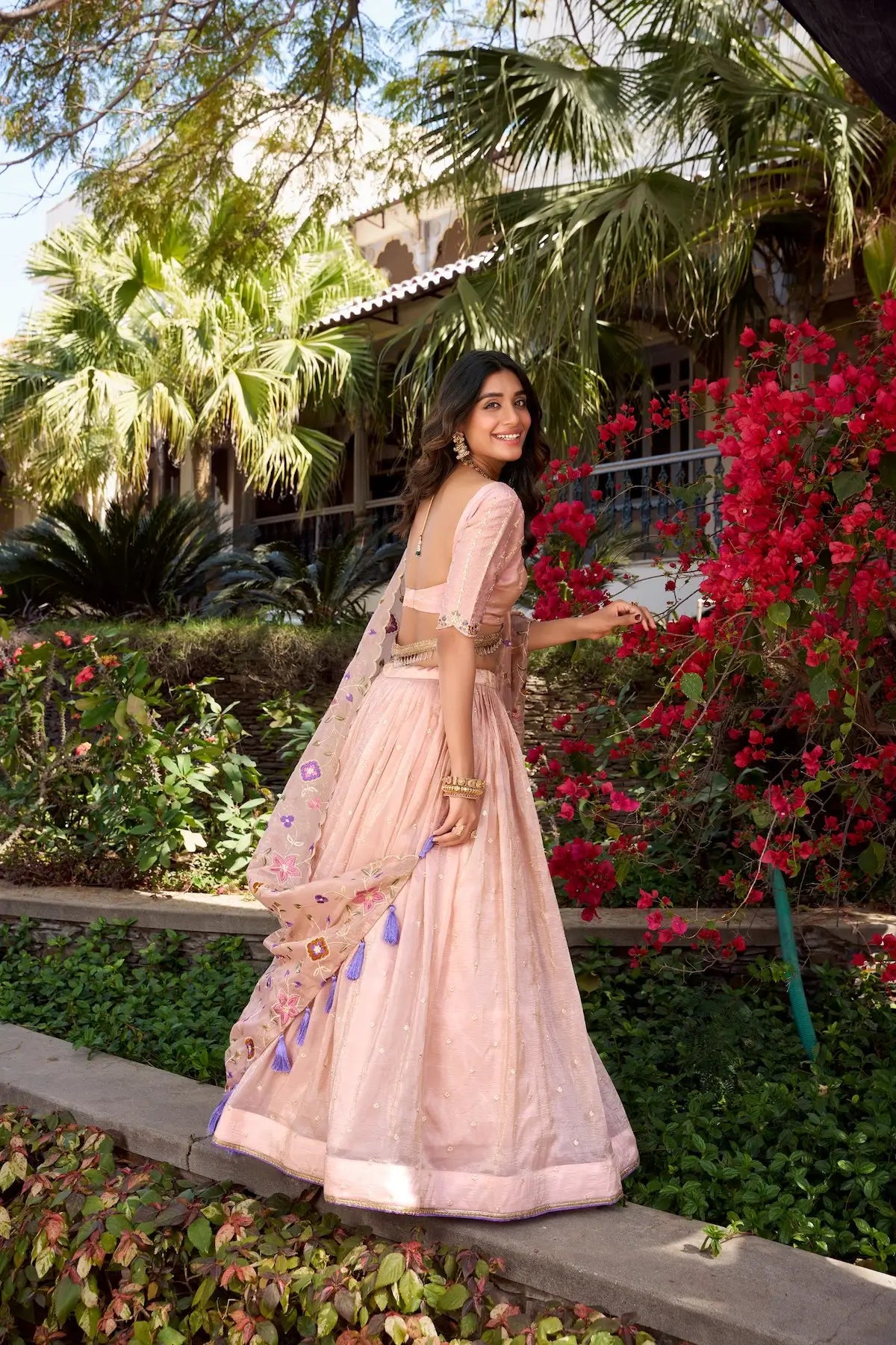 Pastellrosa Lehenga Choli mit Paillettenstickerei