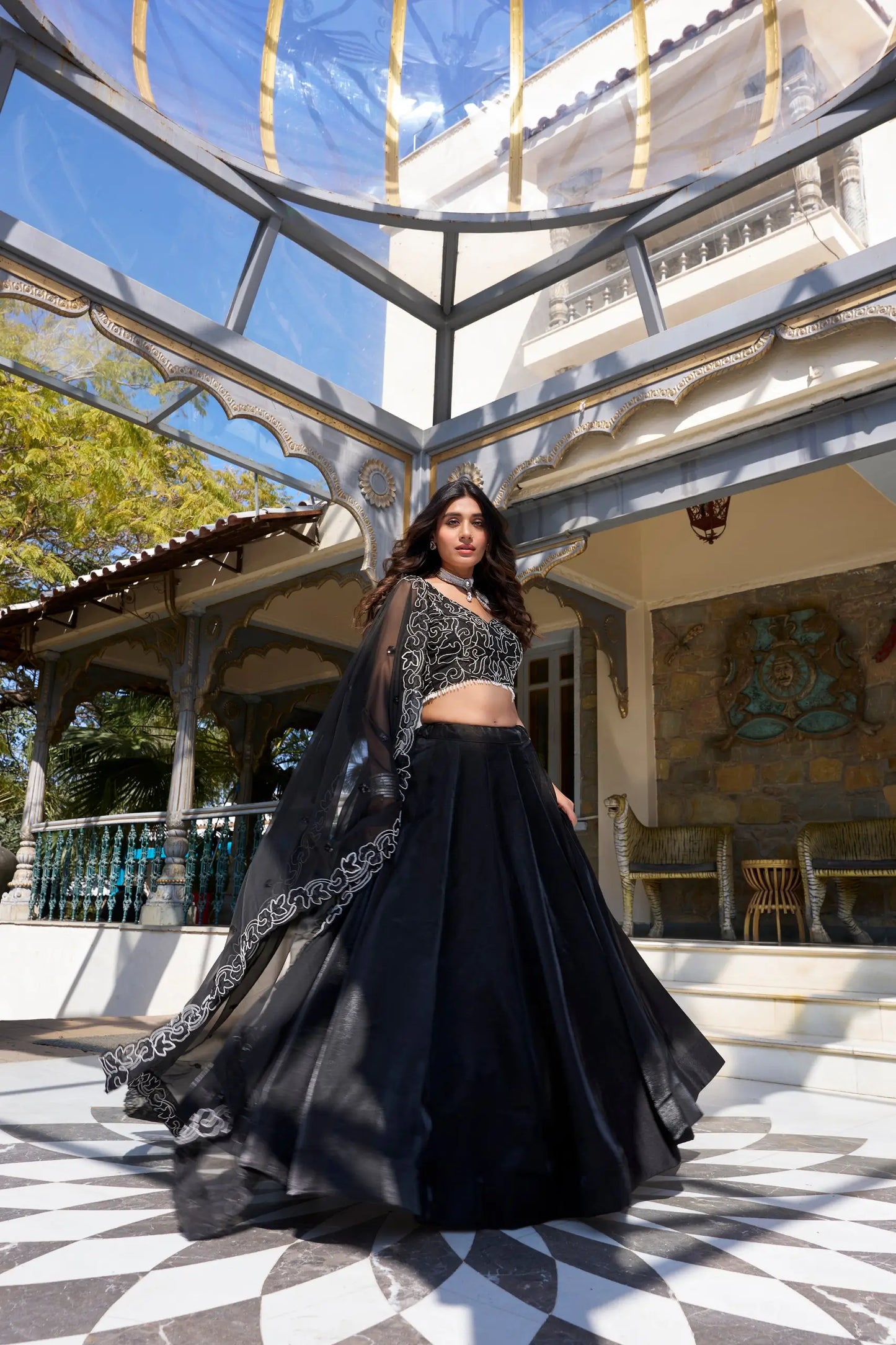 Lehenga Choli en satin noir avec broderie perles et sequins