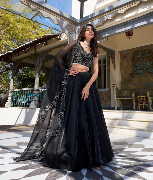 Lehenga Choli en satin noir avec broderie perles et sequins