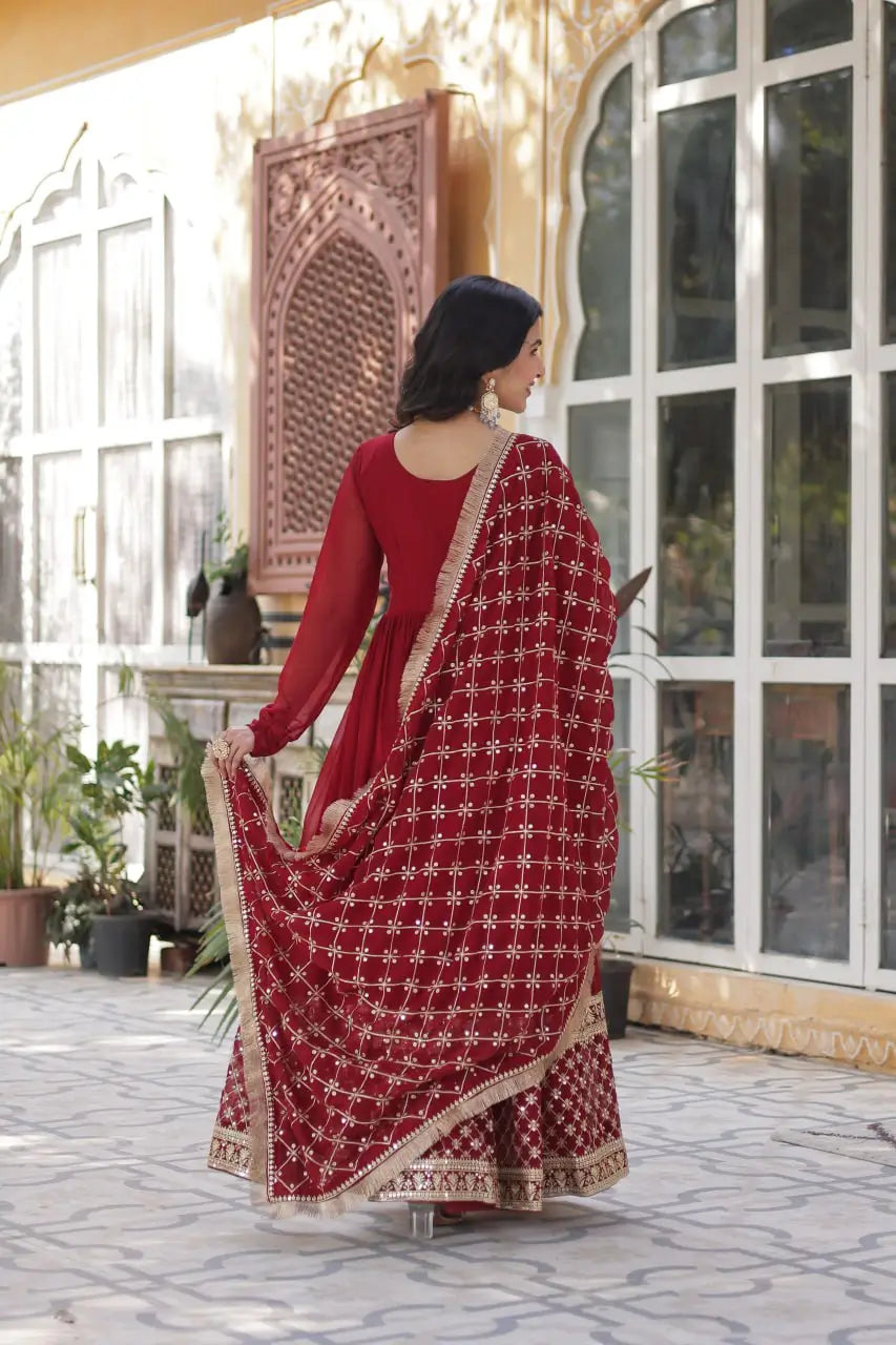 Robe Longue Rouge | Broderies de Sequins et Dupatta Richement Orné