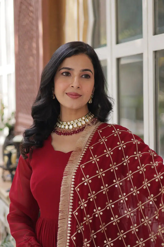 Robe Longue Rouge | Broderies de Sequins et Dupatta Richement Orné