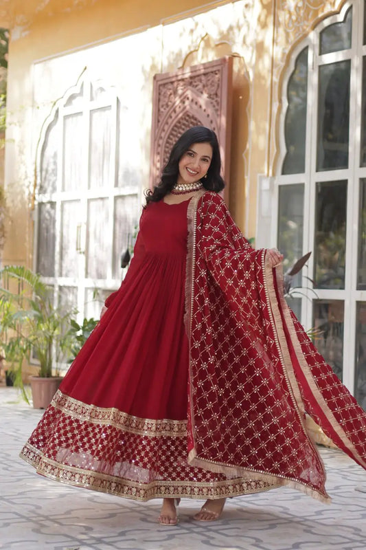 Robe Longue Rouge | Broderies de Sequins et Dupatta Richement Orné