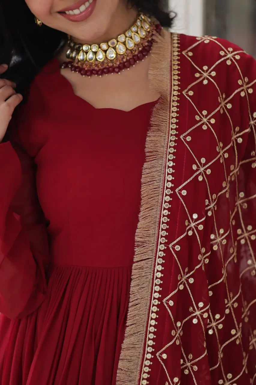 Robe Longue Rouge | Broderies de Sequins et Dupatta Richement Orné