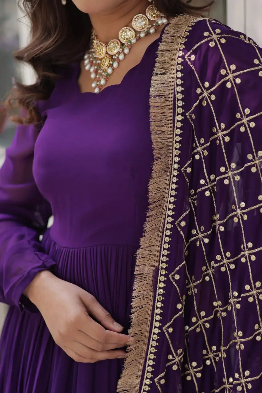 Longue Robe Violet Prune | Paillettes et Voile Richement Orné