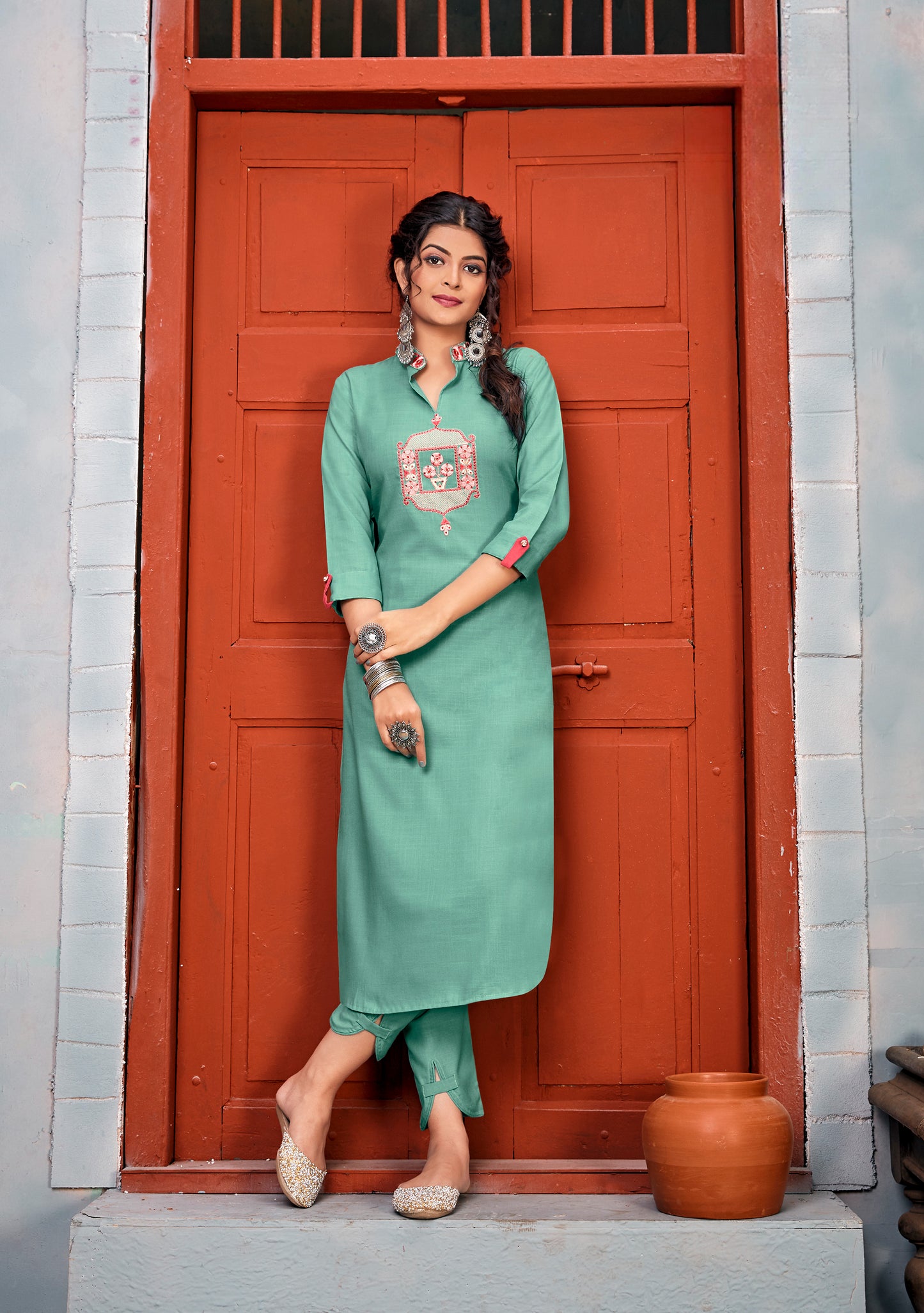 Türkisblaues Kurta-Hosen-Set aus Viskose mit Details