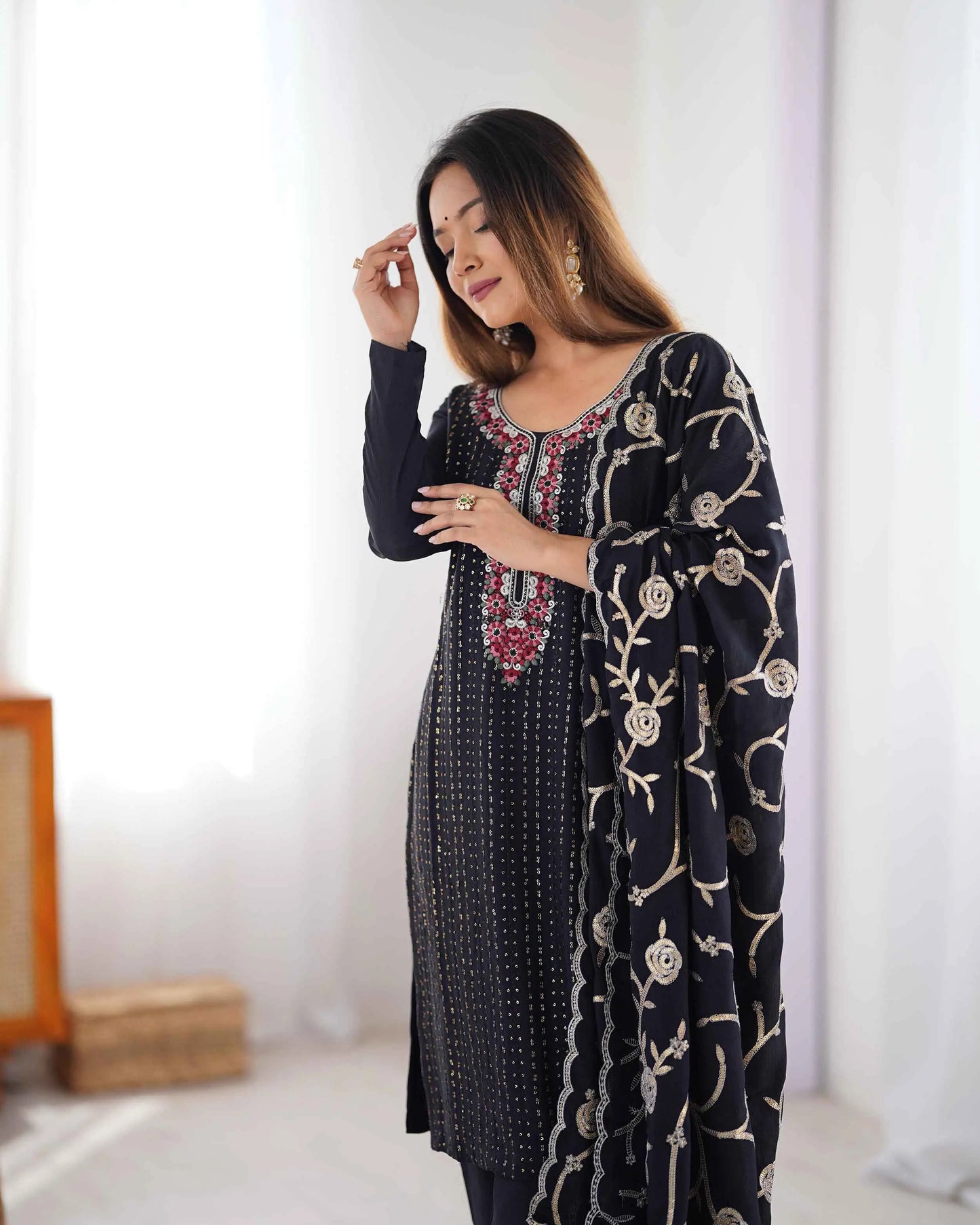 Schwarzer Designer-Salwar-Anzug mit Paillettenstickerei und Dupatta