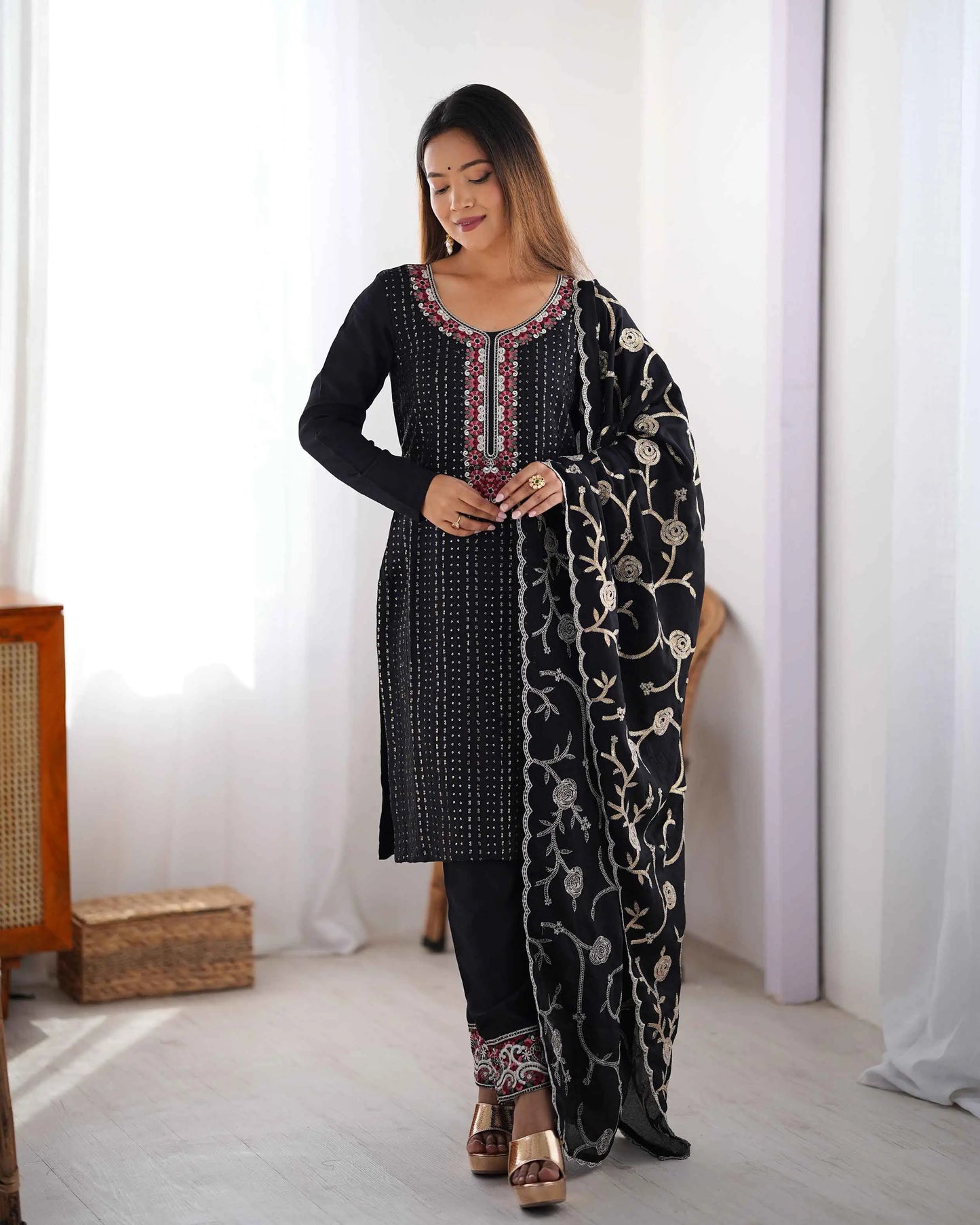 Schwarzer Designer-Salwar-Anzug mit Paillettenstickerei und Dupatta