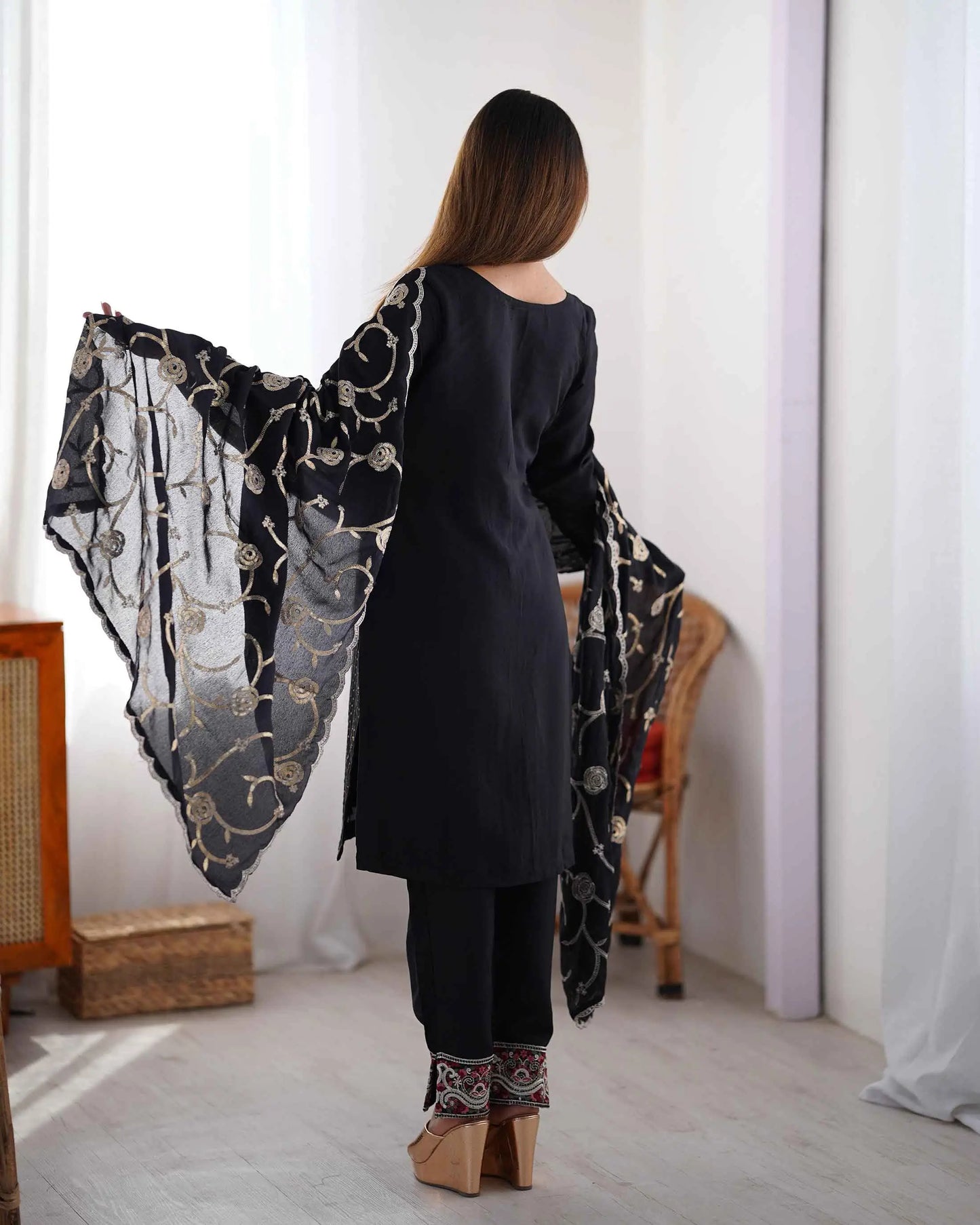 Schwarzer Designer-Salwar-Anzug mit Paillettenstickerei und Dupatta