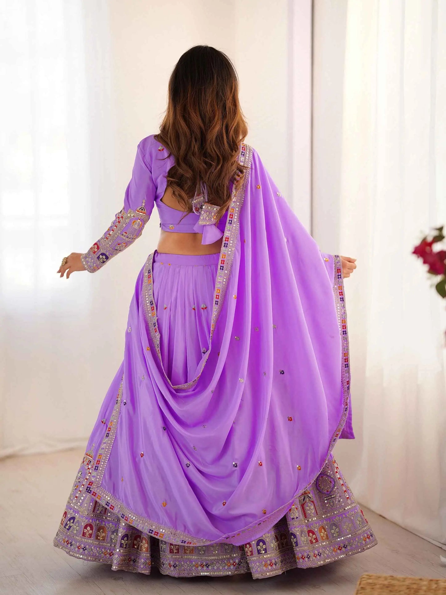 Lehenga lavande élégante avec broderie cording dori, accompagnée d’un dupatta