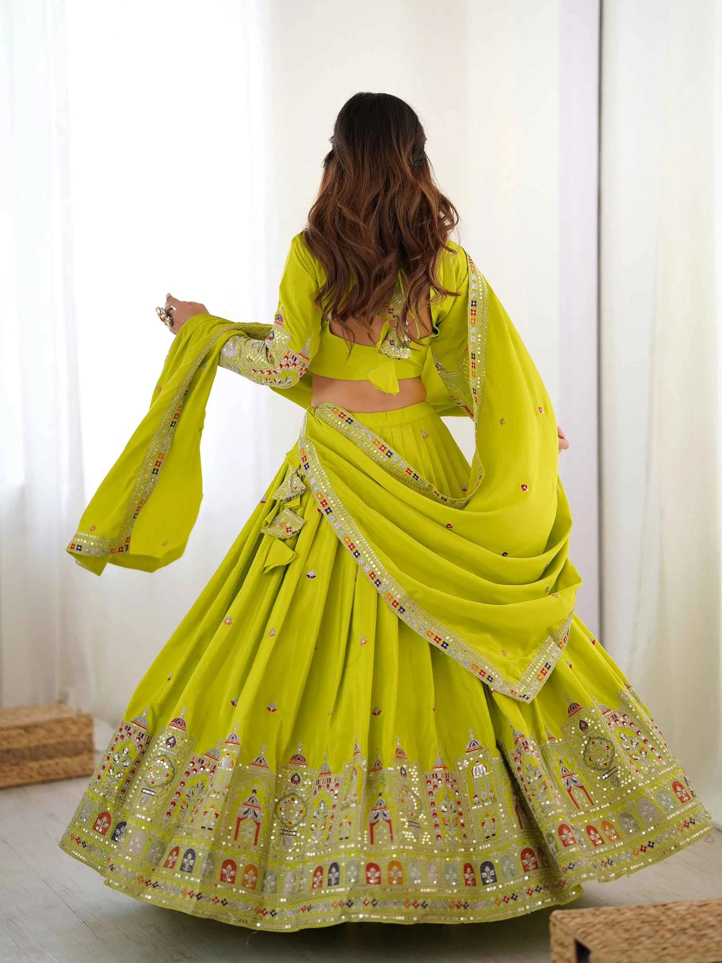 Lehenga vert néon avec Dupatta en Broderie Cording Dori