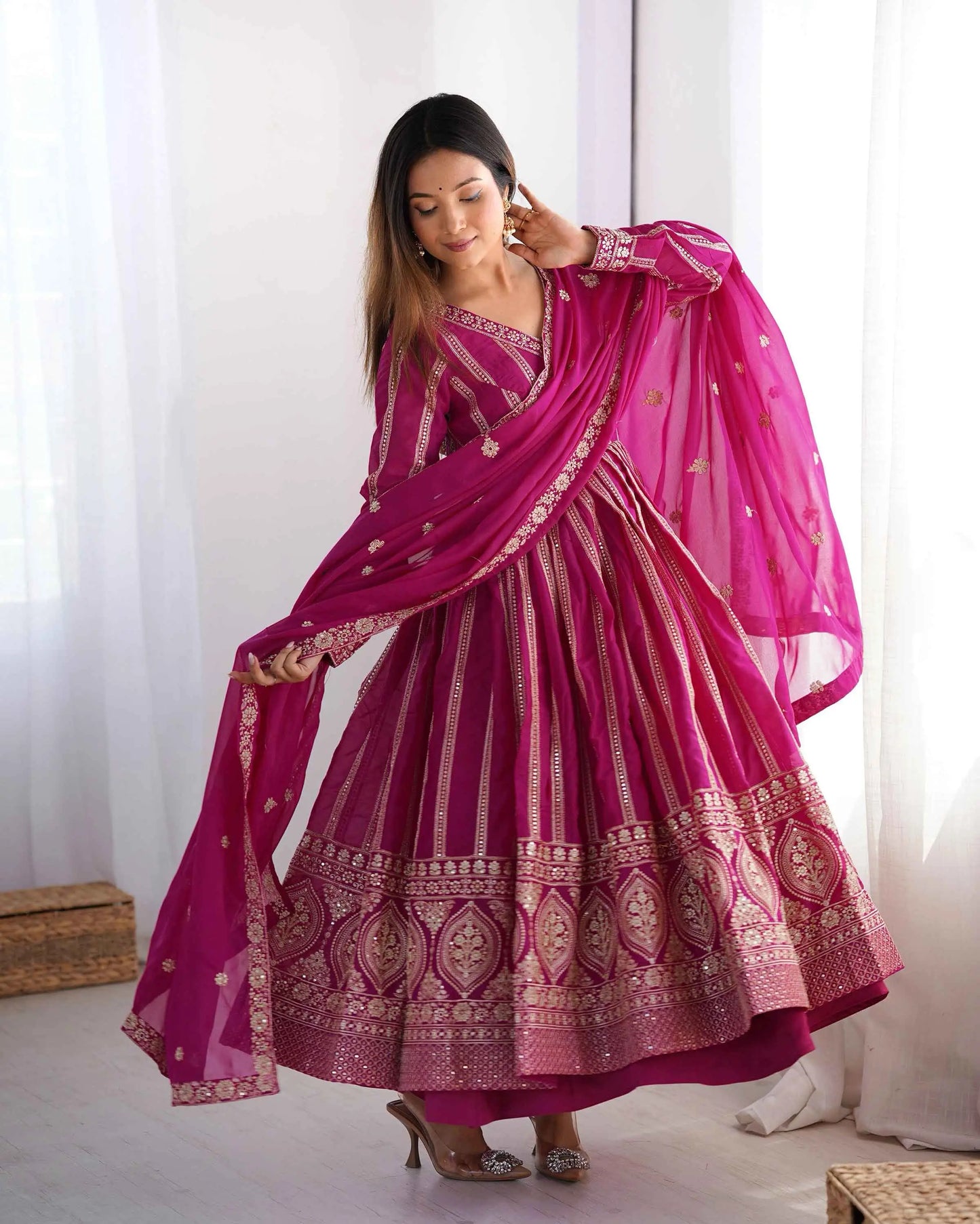 Fuchsia-pinkes Georgette-Maxikleid mit Paillettenstickerei und passendem Dupatta