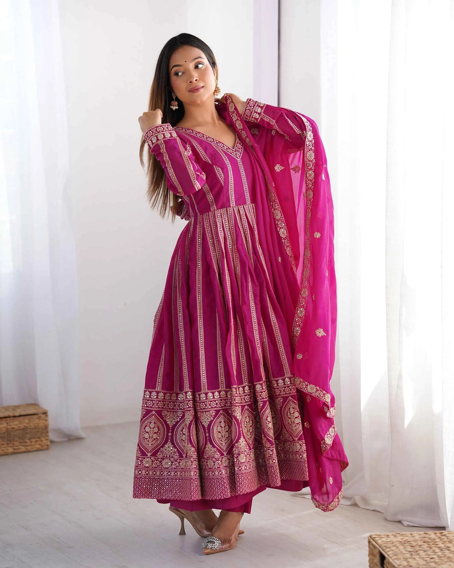 Fuchsia-pinkes Georgette-Maxikleid mit Paillettenstickerei und passendem Dupatta