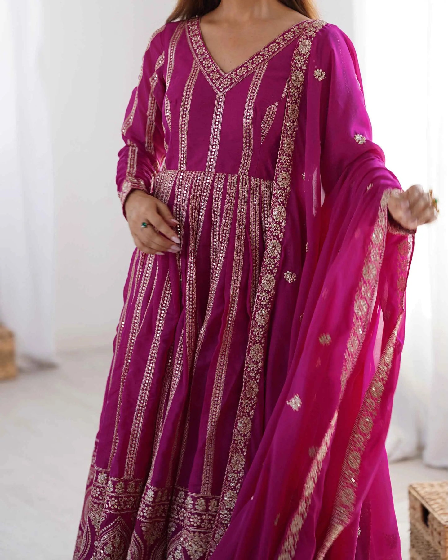 Fuchsia-pinkes Georgette-Maxikleid mit Paillettenstickerei und passendem Dupatta