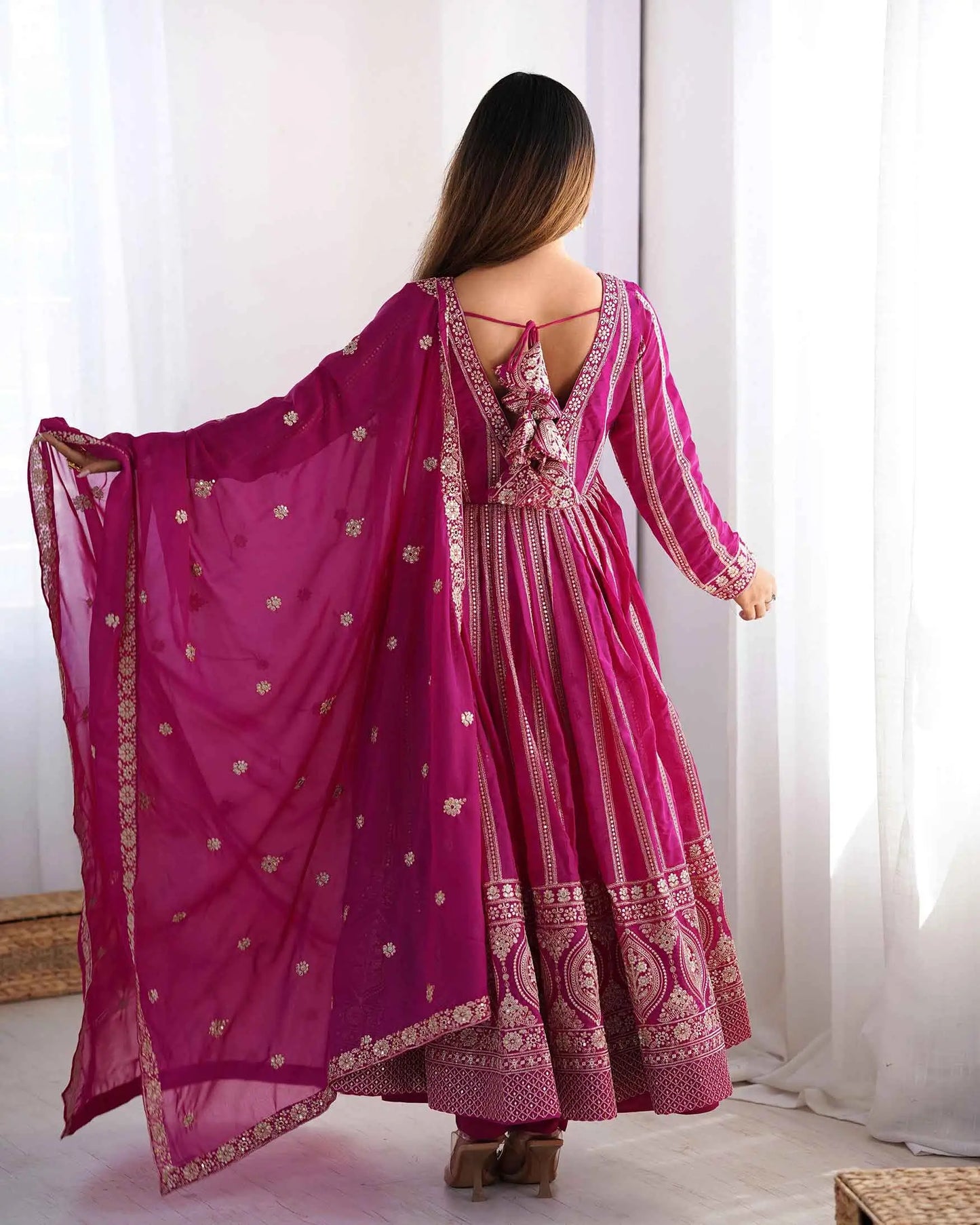 Fuchsia-pinkes Georgette-Maxikleid mit Paillettenstickerei und passendem Dupatta