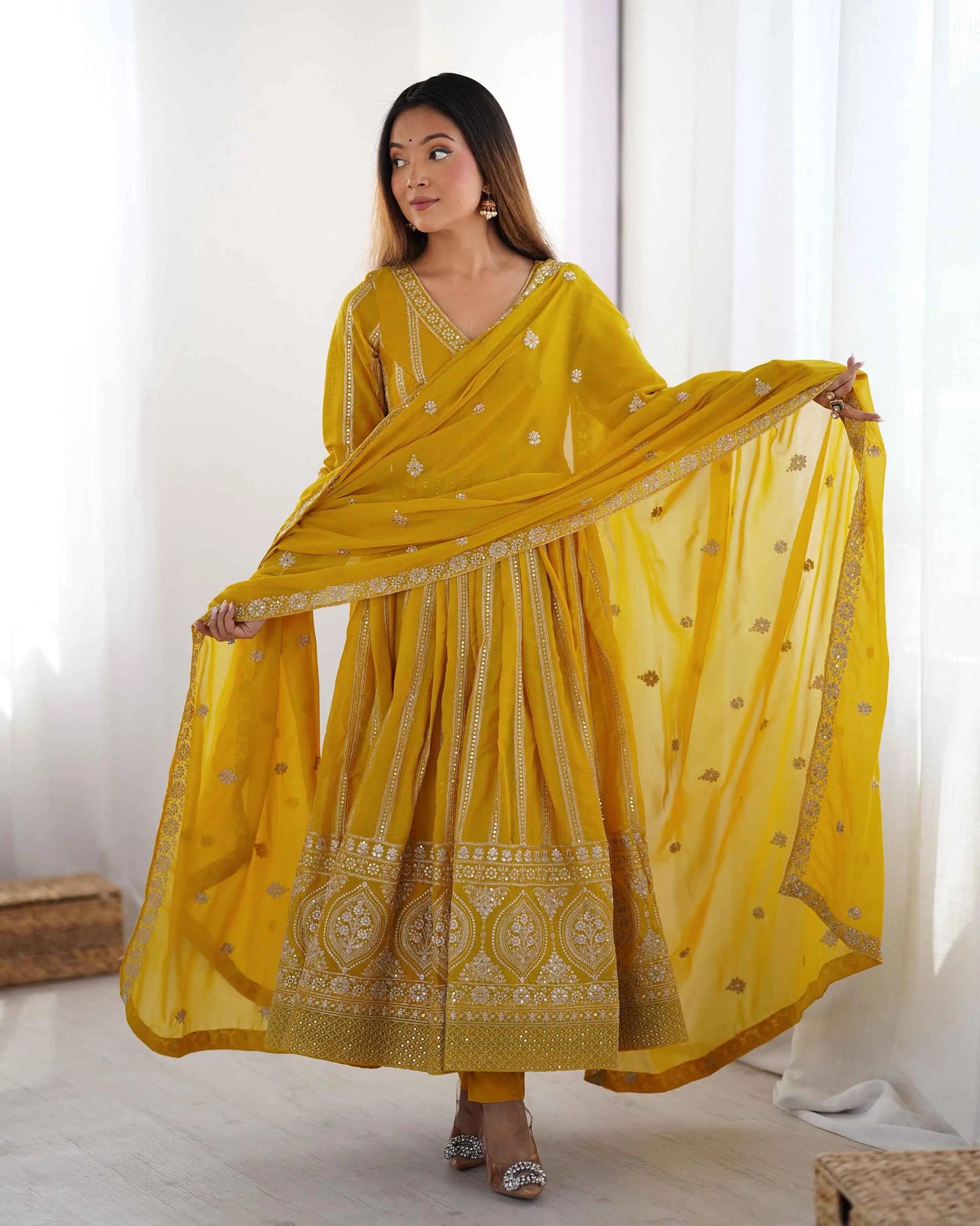Dunkelgelbes Georgette-Kleid mit Paillettenstickerei und Dupatta