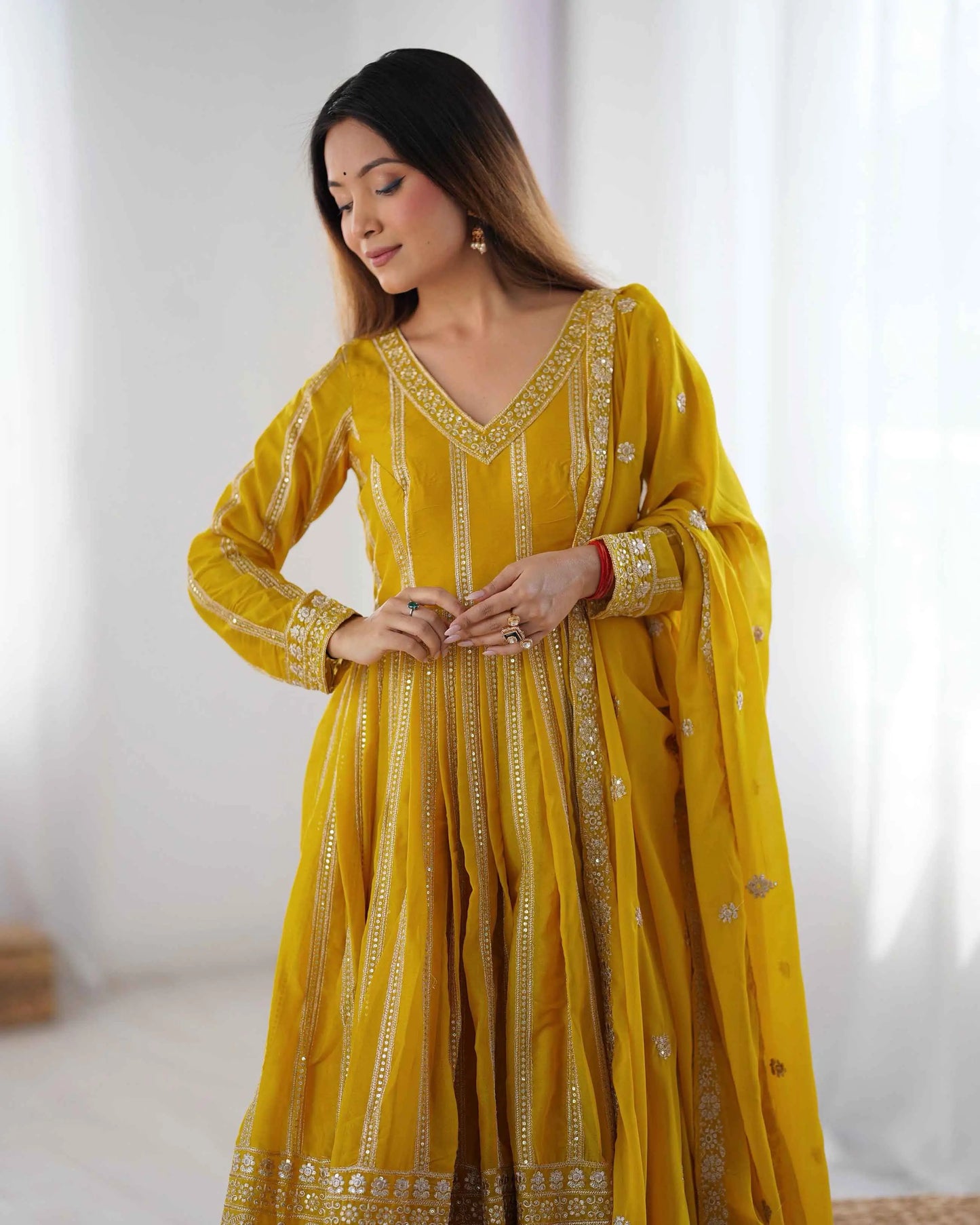 Dunkelgelbes Georgette-Kleid mit Paillettenstickerei und Dupatta