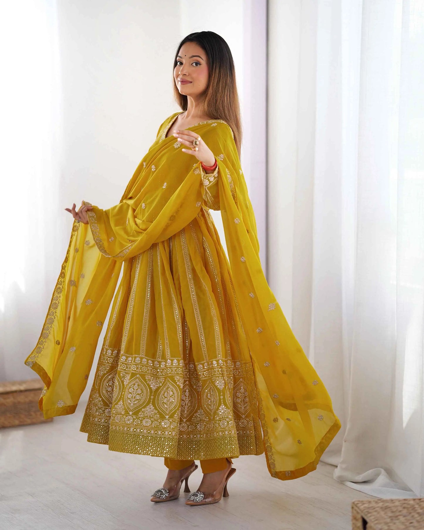 Dunkelgelbes Georgette-Kleid mit Paillettenstickerei und Dupatta