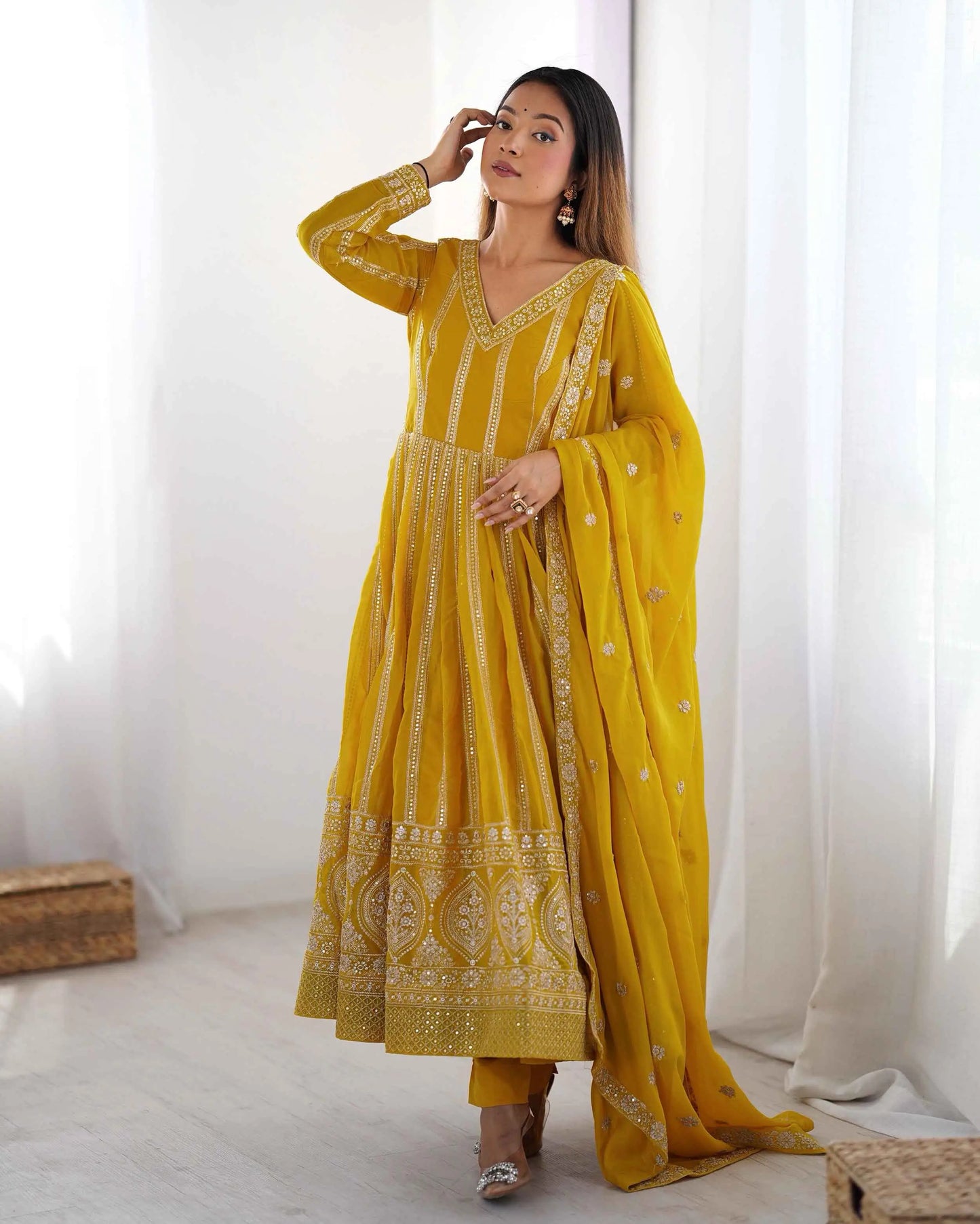 Dunkelgelbes Georgette-Kleid mit Paillettenstickerei und Dupatta