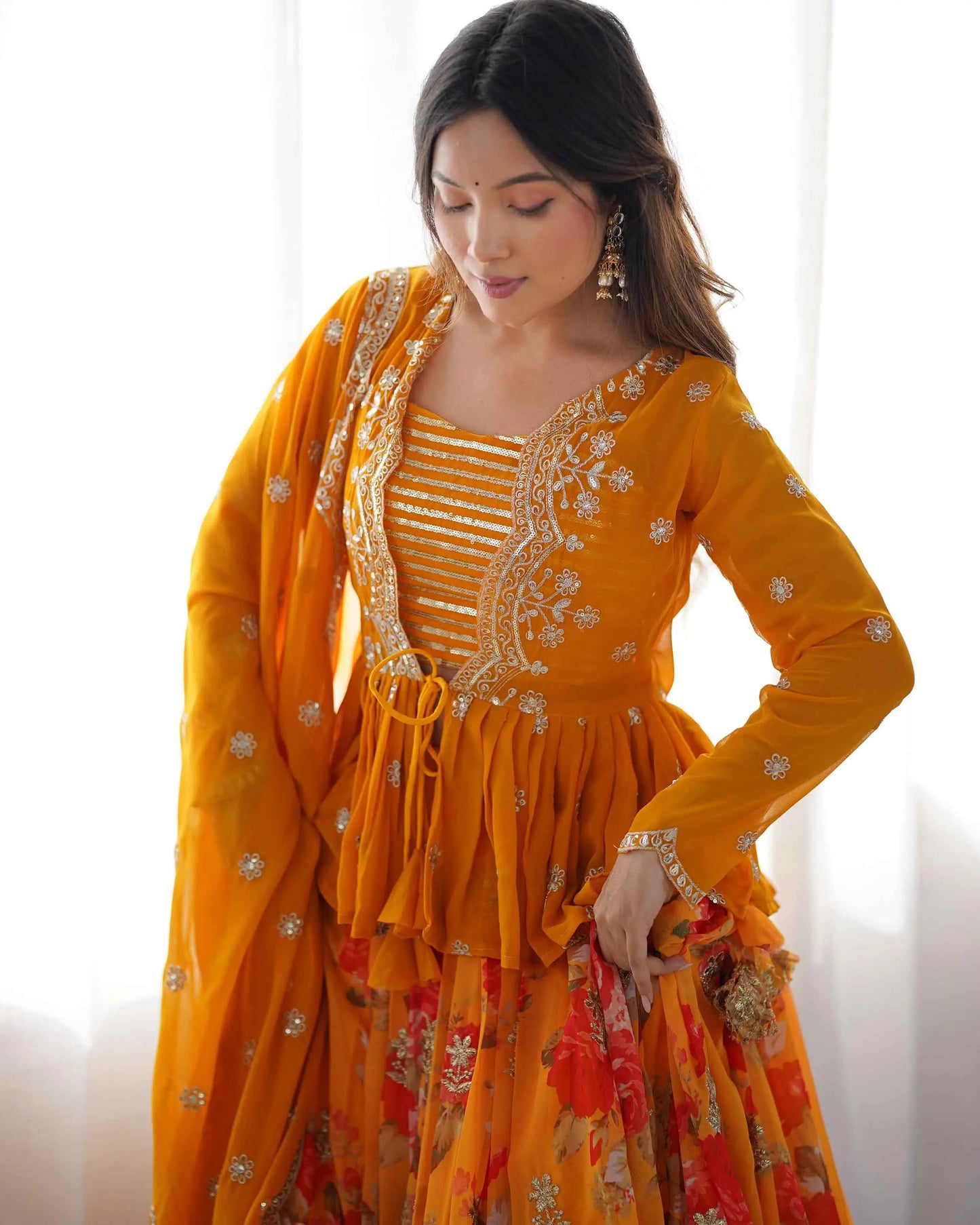 Orangefarbener Designer-Lehenga-Choli mit Blumenmuster, verziert mit zarten Stickereien und begleitet von einer passenden Koti-Jacke