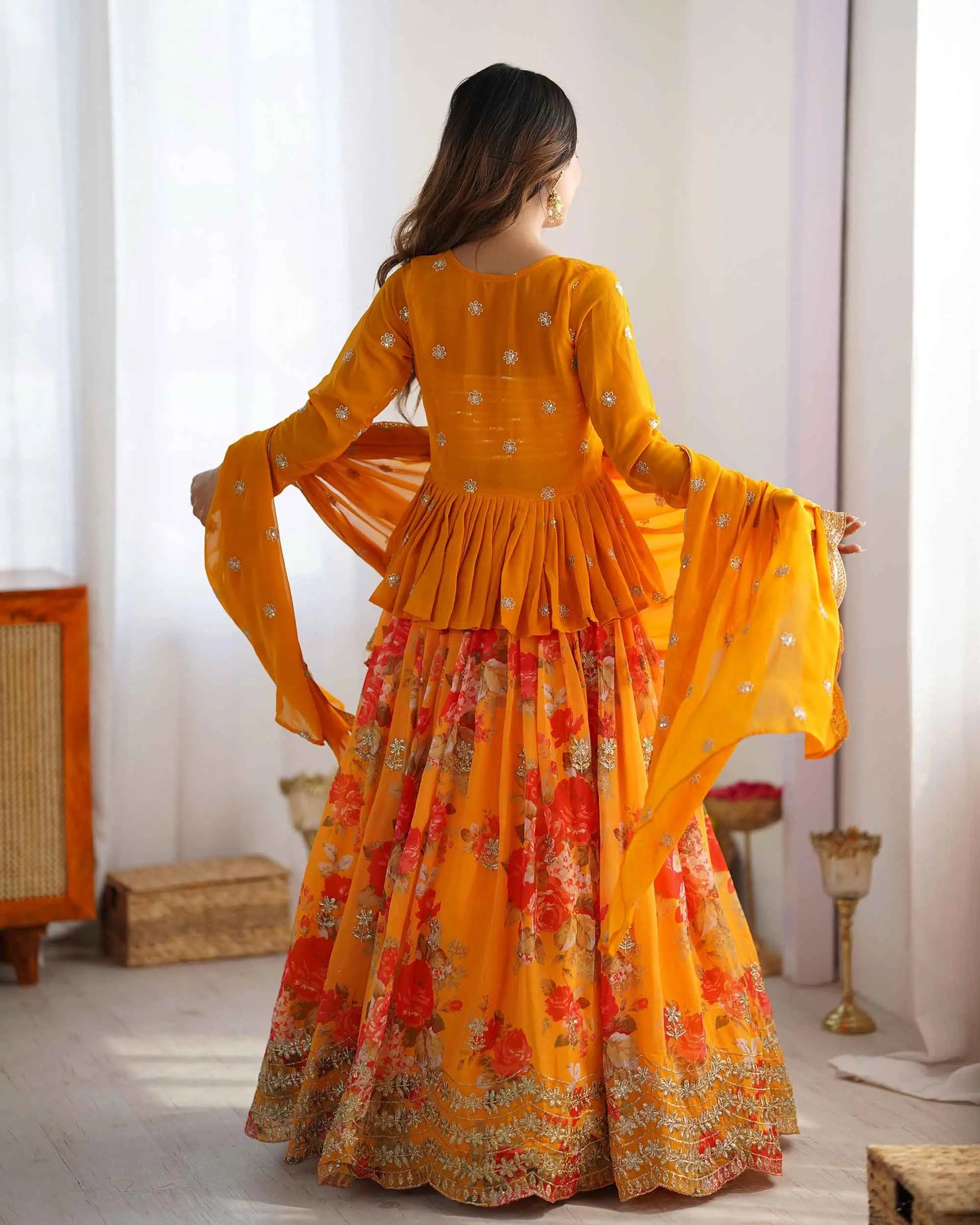 Orangefarbener Designer-Lehenga-Choli mit Blumenmuster, verziert mit zarten Stickereien und begleitet von einer passenden Koti-Jacke