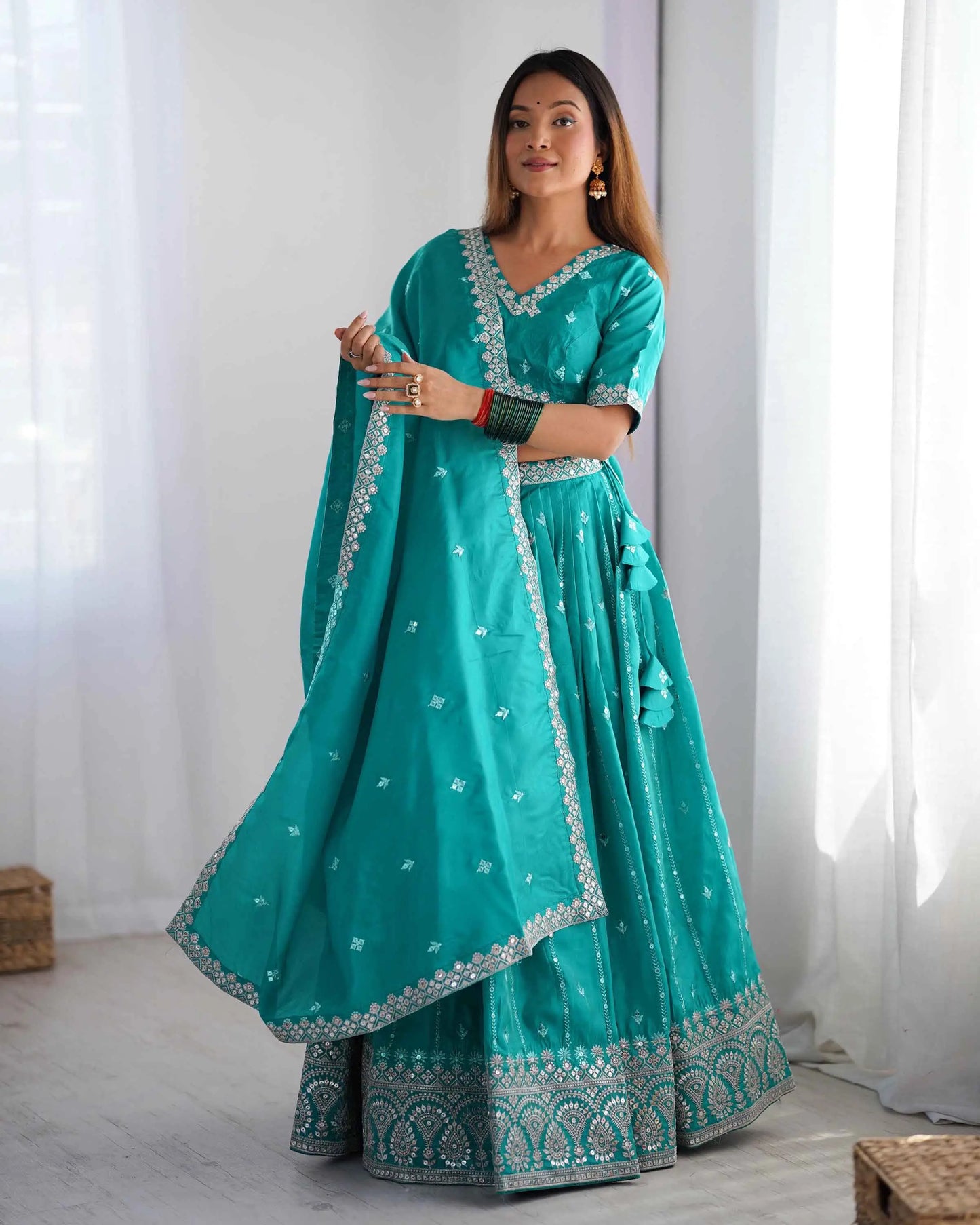 Dunkelaquablauer Lehenga mit Paillettenstickerei und passender Dupatta