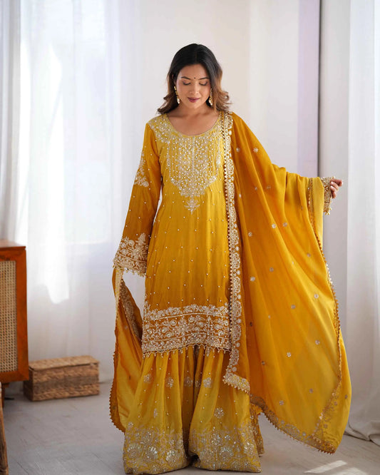 Ensemble Sharara jaune avec broderies en cordon, sequins et perles rivetées