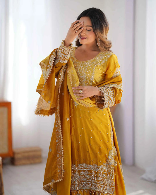 Ensemble Sharara jaune avec broderies en cordon, sequins et perles rivetées