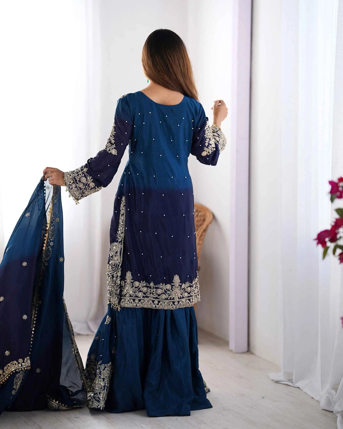 Marineblaues Sharara-Set mit Kordelstickerei, Pailletten und Nietenperlen