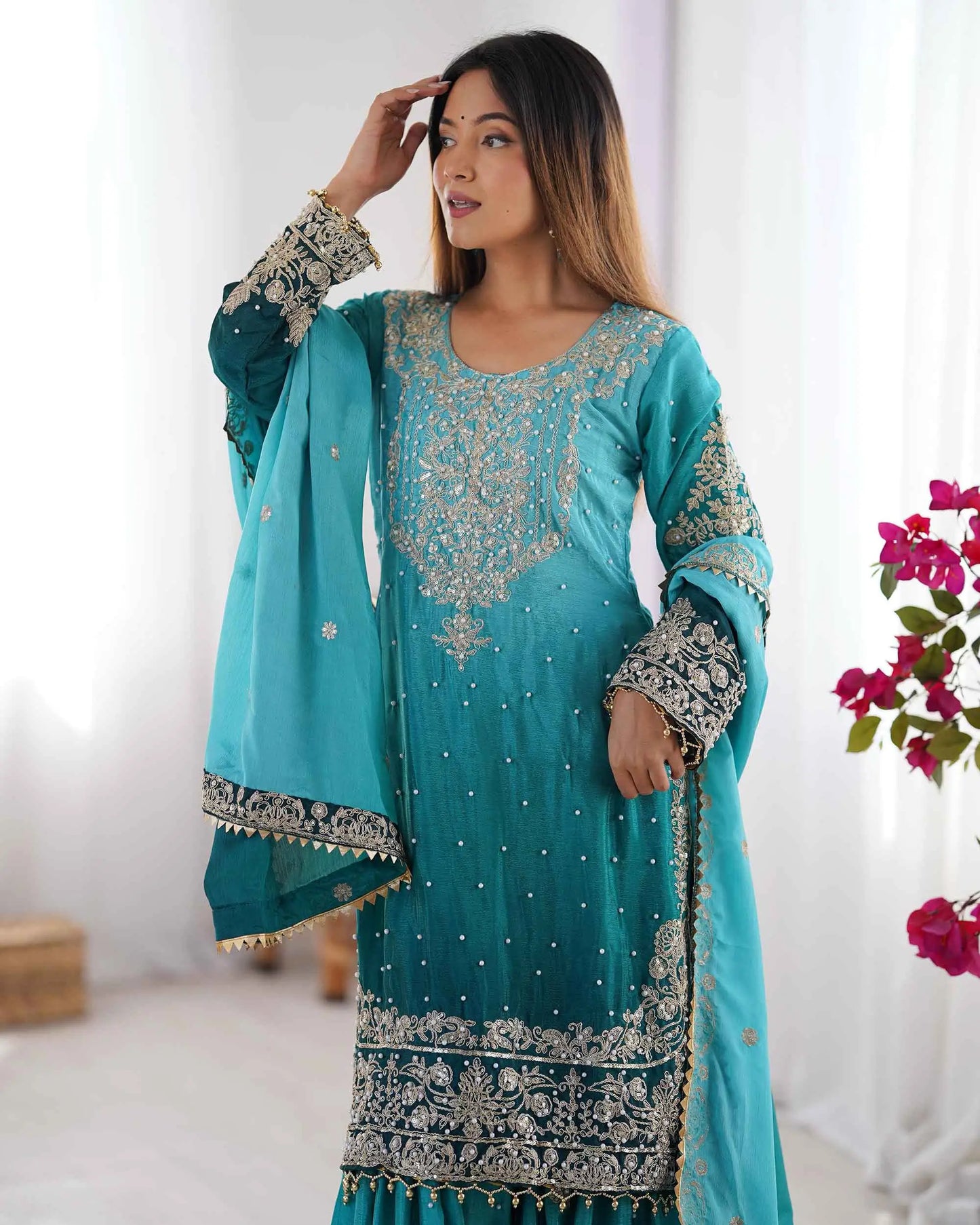Blaugrünes Sharara-Set mit Kordelstickerei, Pailletten und genieteten Perlen, begleitet von einem passenden Dupatta
