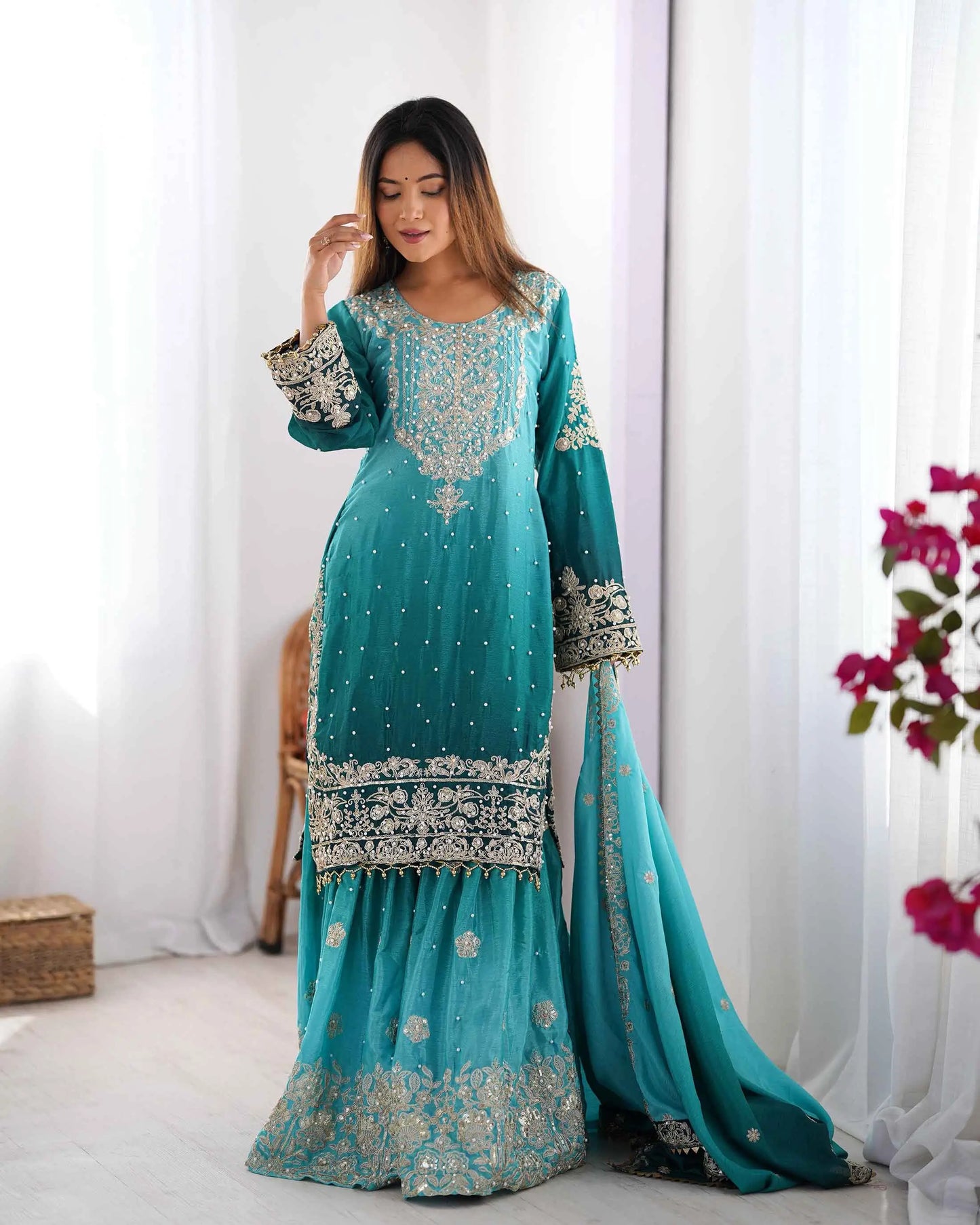 Blaugrünes Sharara-Set mit Kordelstickerei, Pailletten und genieteten Perlen, begleitet von einem passenden Dupatta