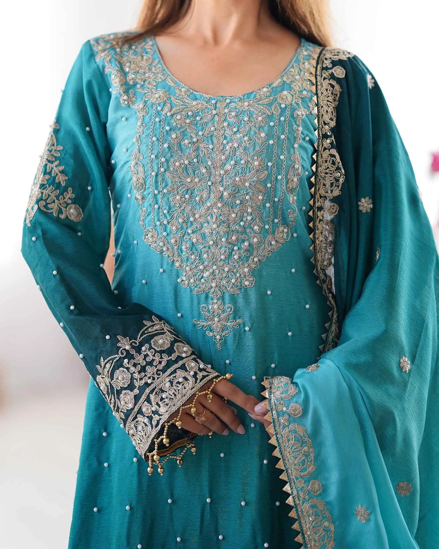 Blaugrünes Sharara-Set mit Kordelstickerei, Pailletten und genieteten Perlen, begleitet von einem passenden Dupatta