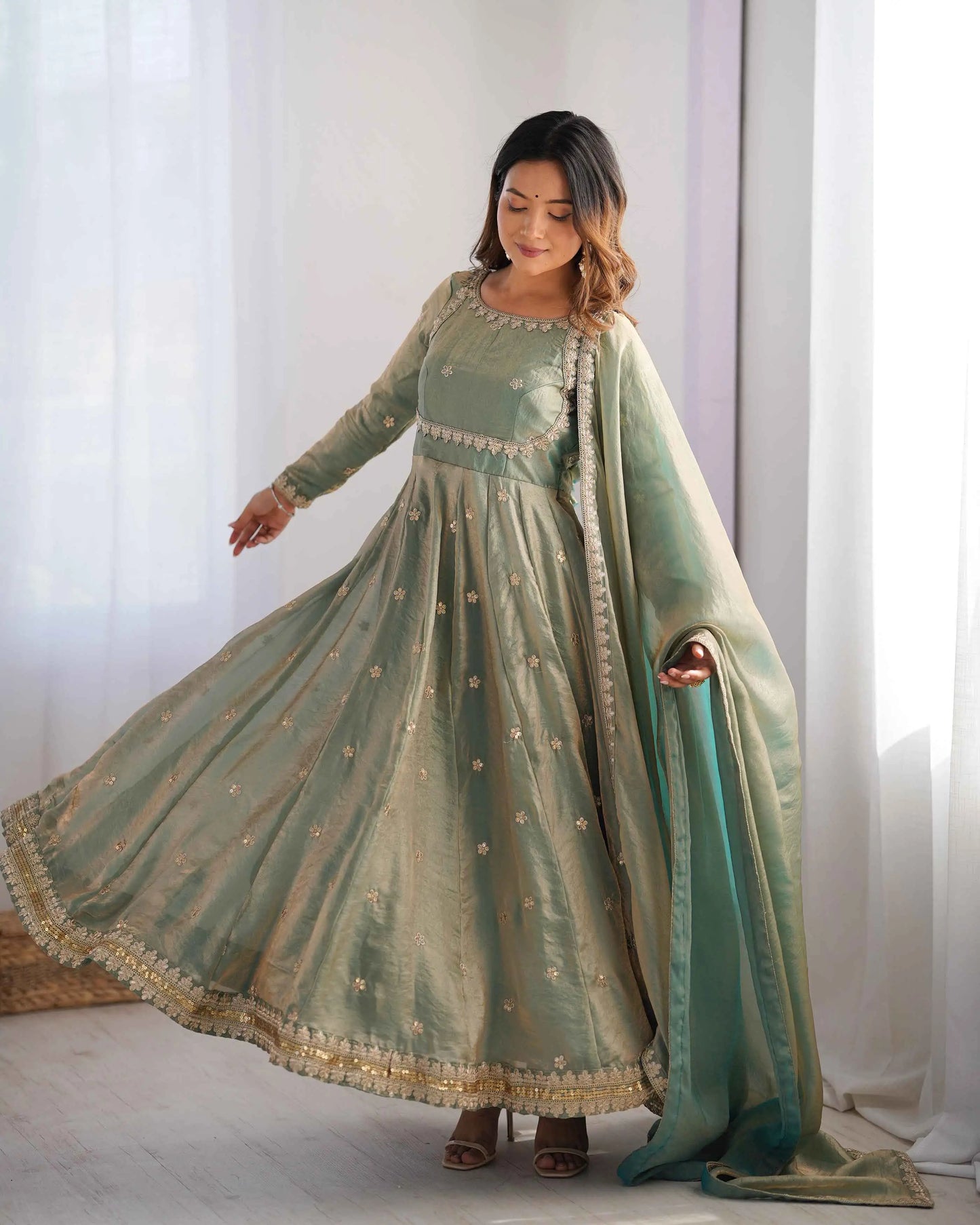 Glänzendes olivgrünes Designerkleid mit Kordelzug und Paillettenstickerei, begleitet von einem passenden Dupatta