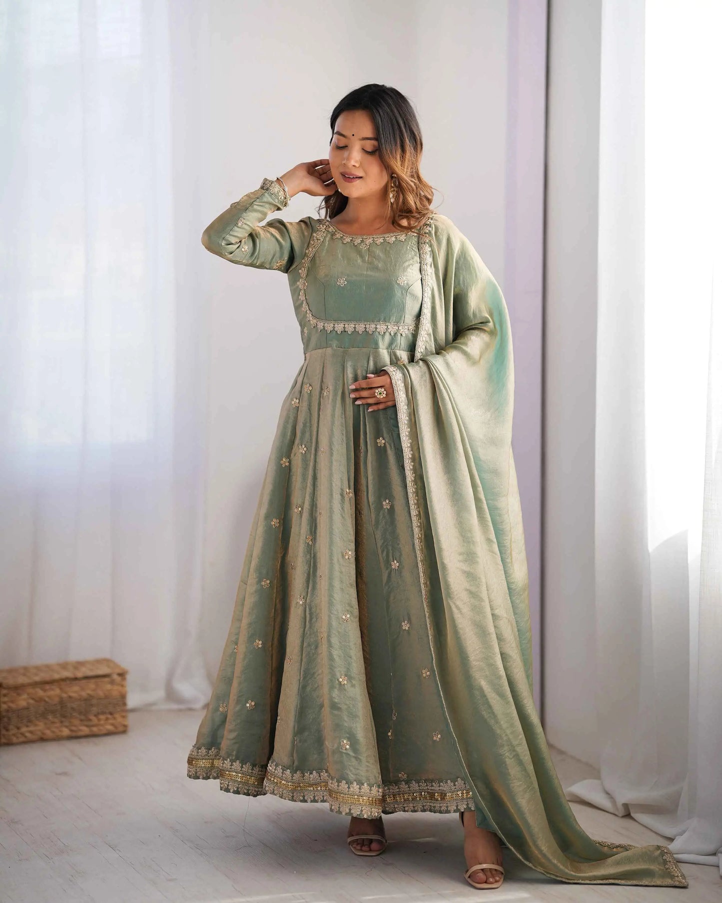 Glänzendes olivgrünes Designerkleid mit Kordelzug und Paillettenstickerei, begleitet von einem passenden Dupatta