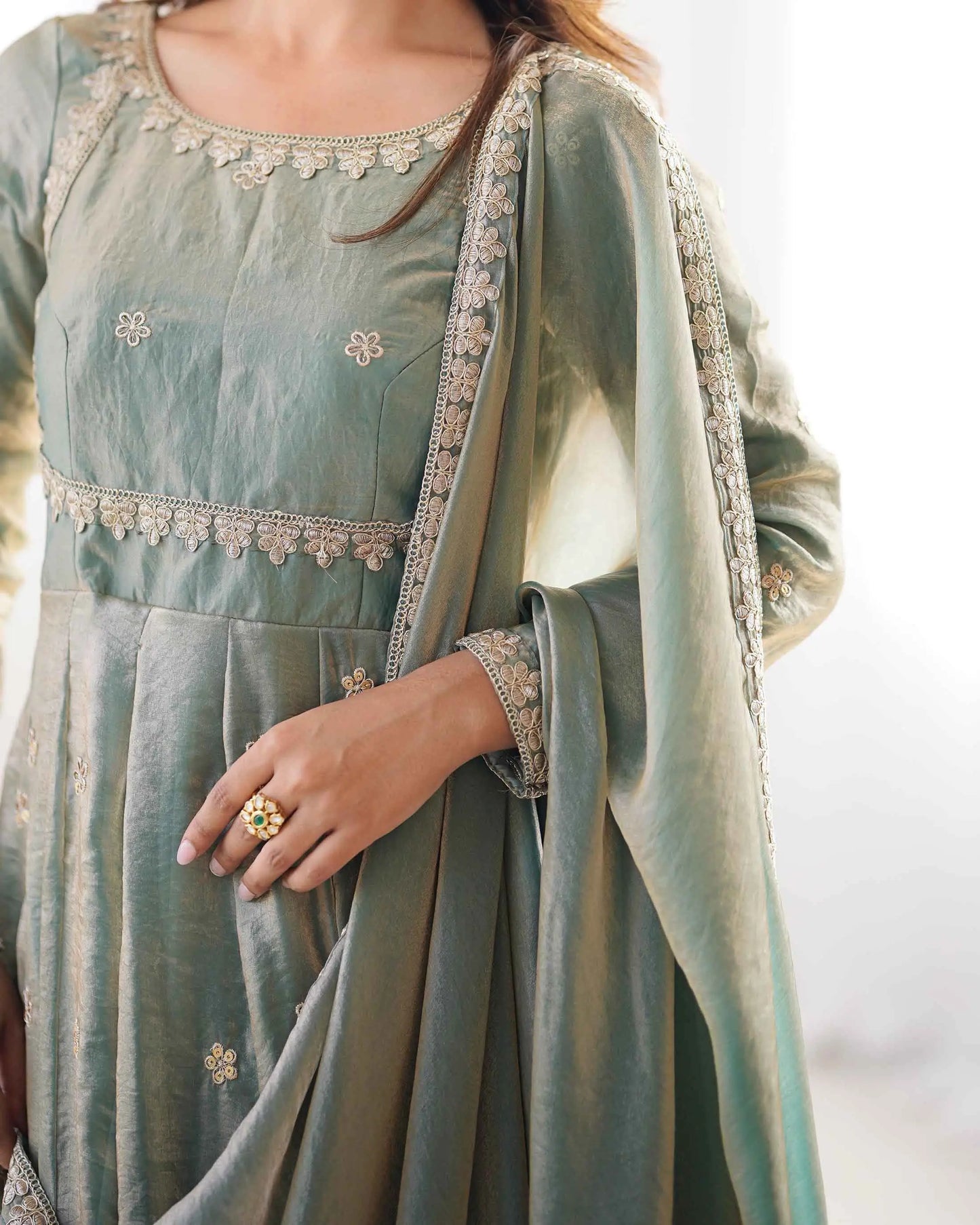 Glänzendes olivgrünes Designerkleid mit Kordelzug und Paillettenstickerei, begleitet von einem passenden Dupatta