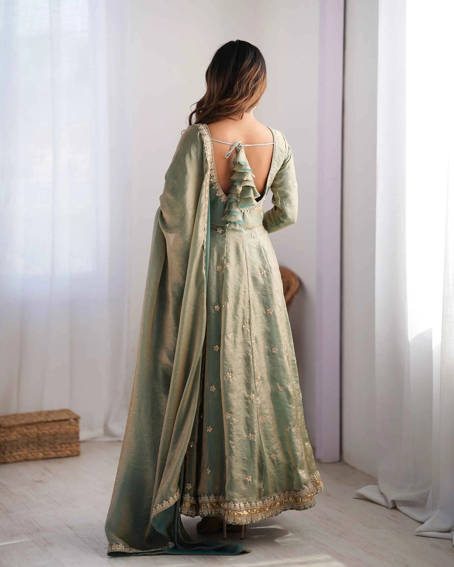 Glänzendes olivgrünes Designerkleid mit Kordelzug und Paillettenstickerei, begleitet von einem passenden Dupatta