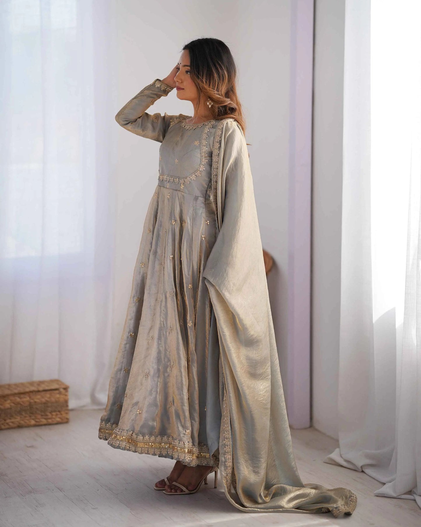 Silbergraues Designerkleid mit Fadenstickerei, Pailletten und Kordel, begleitet von einem passenden Dupatta