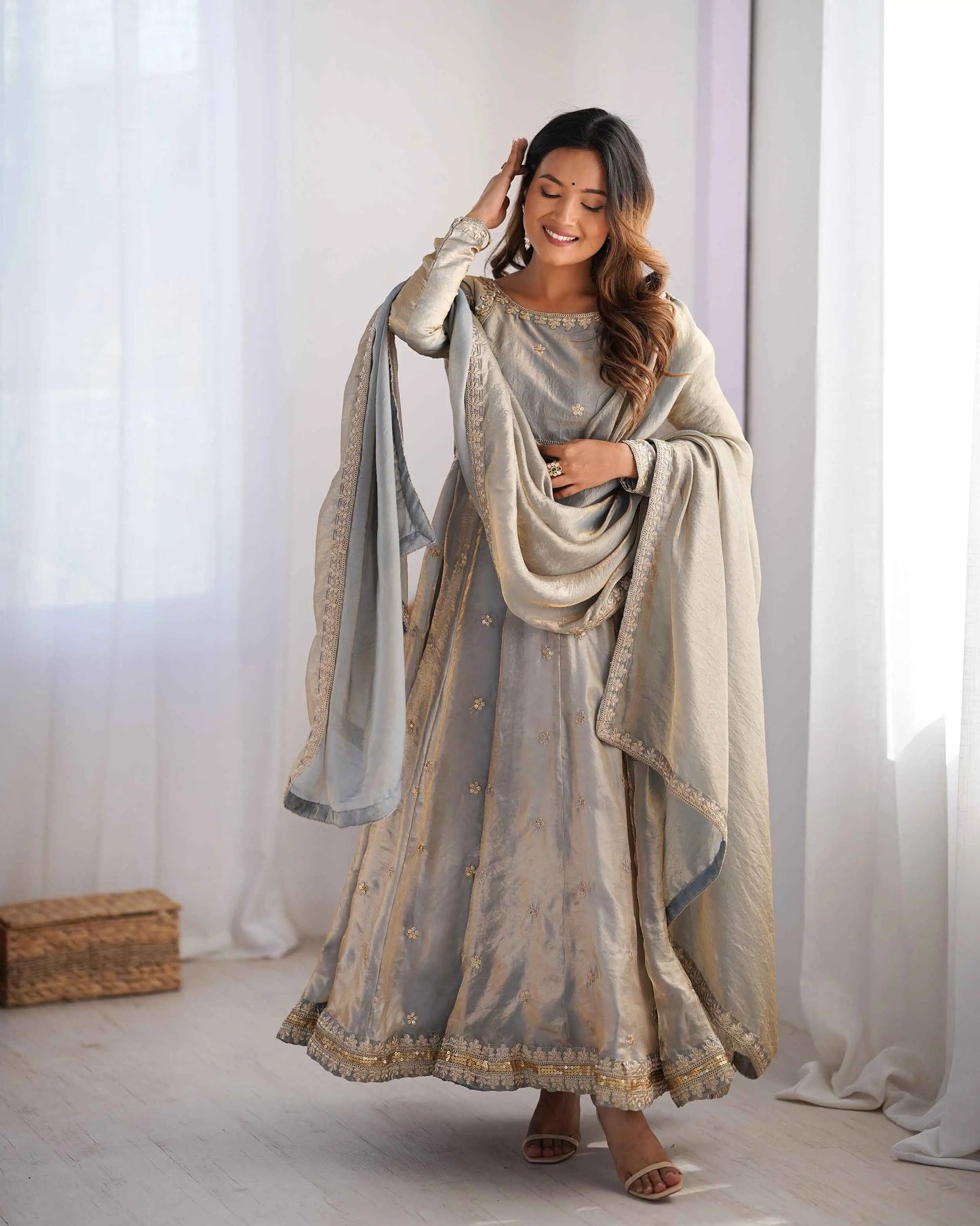 Silbergraues Designerkleid mit Fadenstickerei, Pailletten und Kordel, begleitet von einem passenden Dupatta