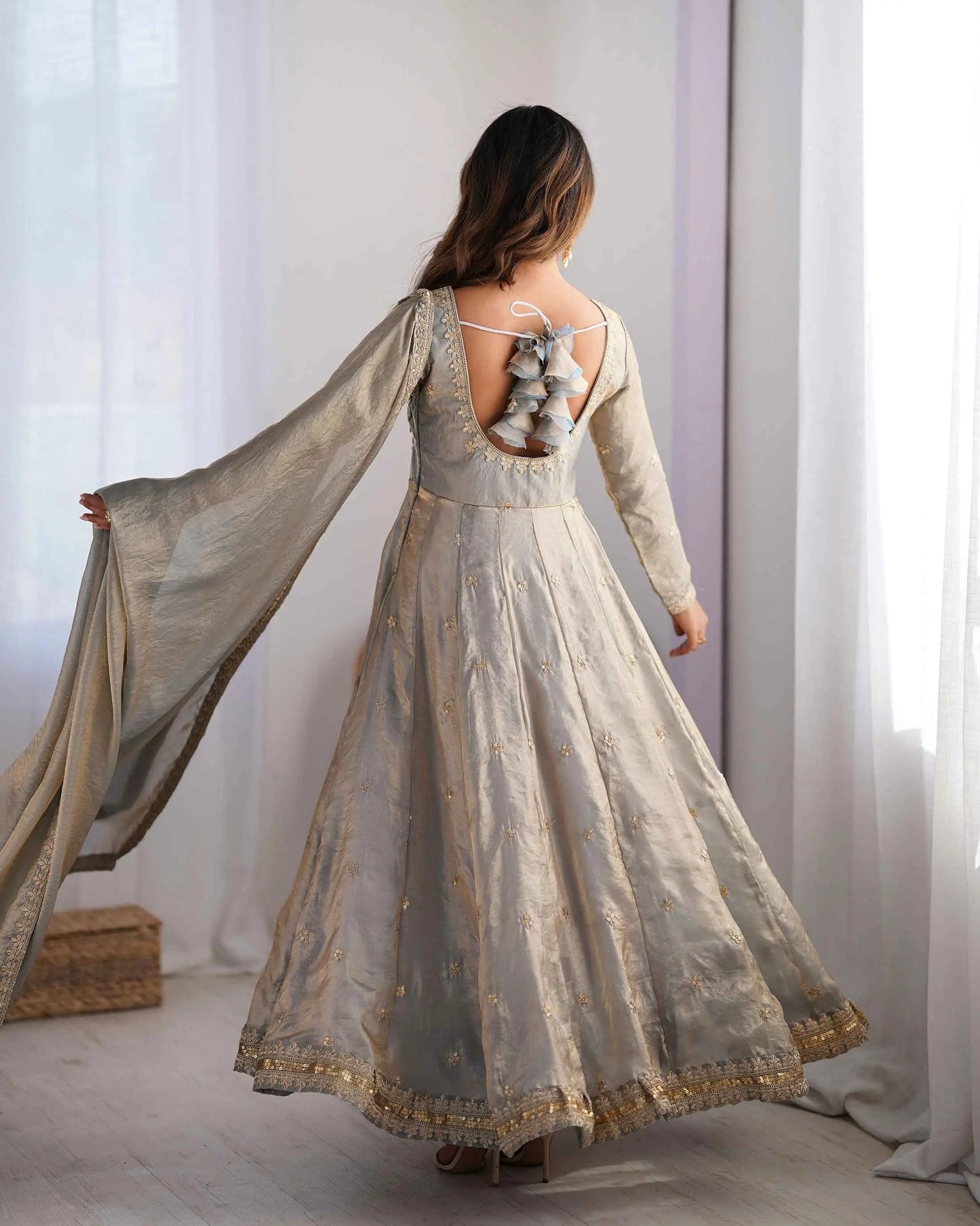 Silbergraues Designerkleid mit Fadenstickerei, Pailletten und Kordel, begleitet von einem passenden Dupatta