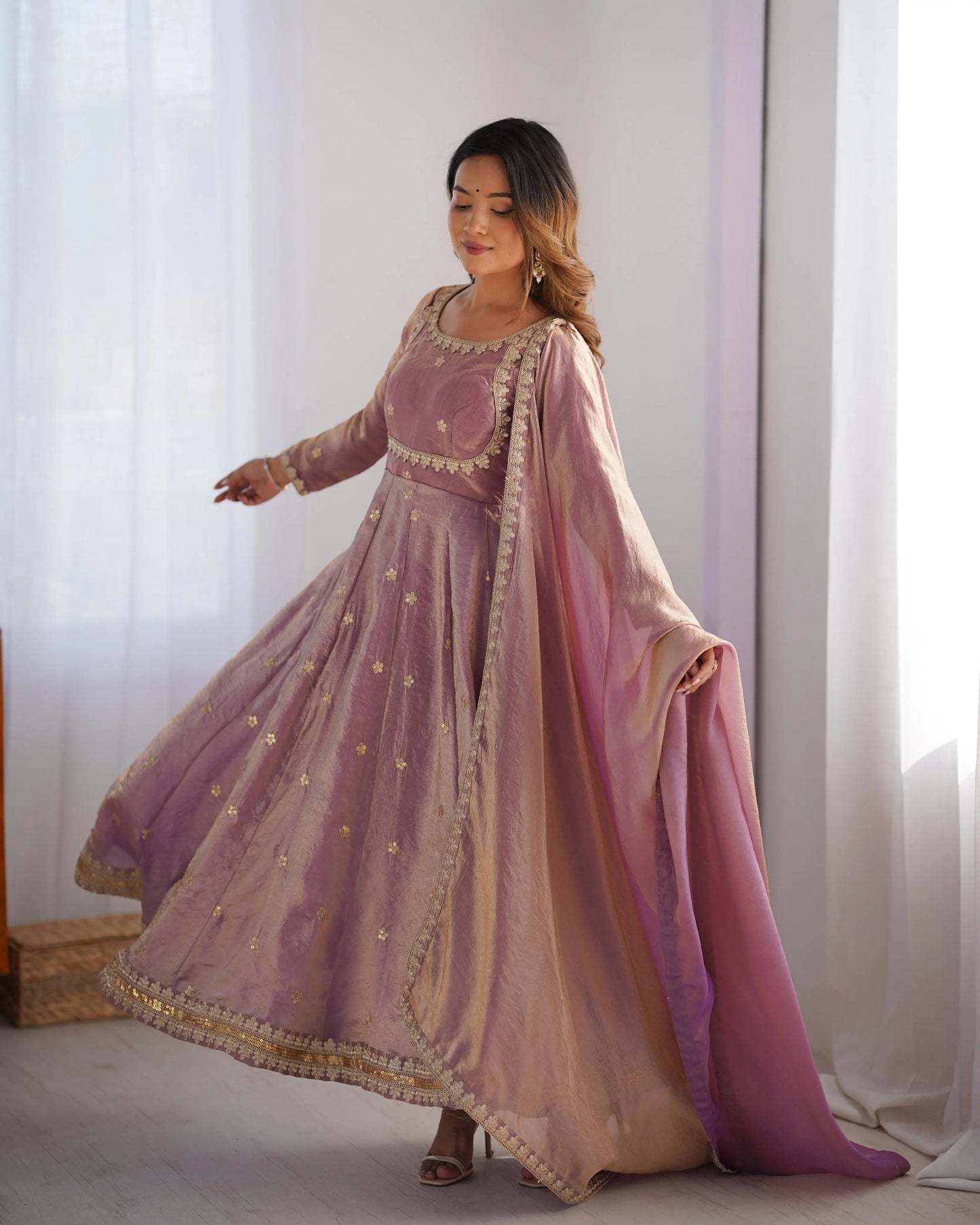 Hellrosa glänzendes Designerkleid mit Kordelzug und Paillettenstickerei, begleitet von einem passenden Dupatta