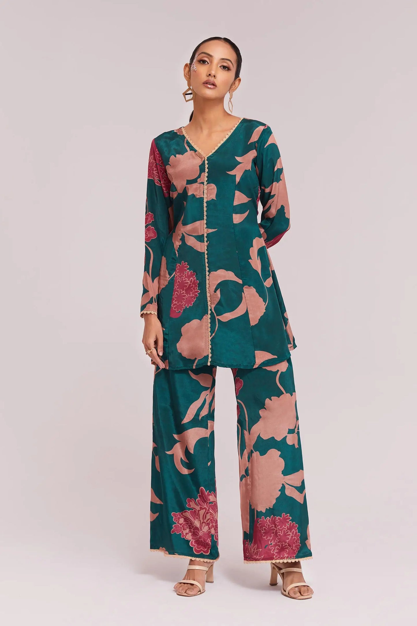 Aufeinander abgestimmtes Set mit Blumendruck und trendiger Entenblau-Farbe (Co-Ord-Set)